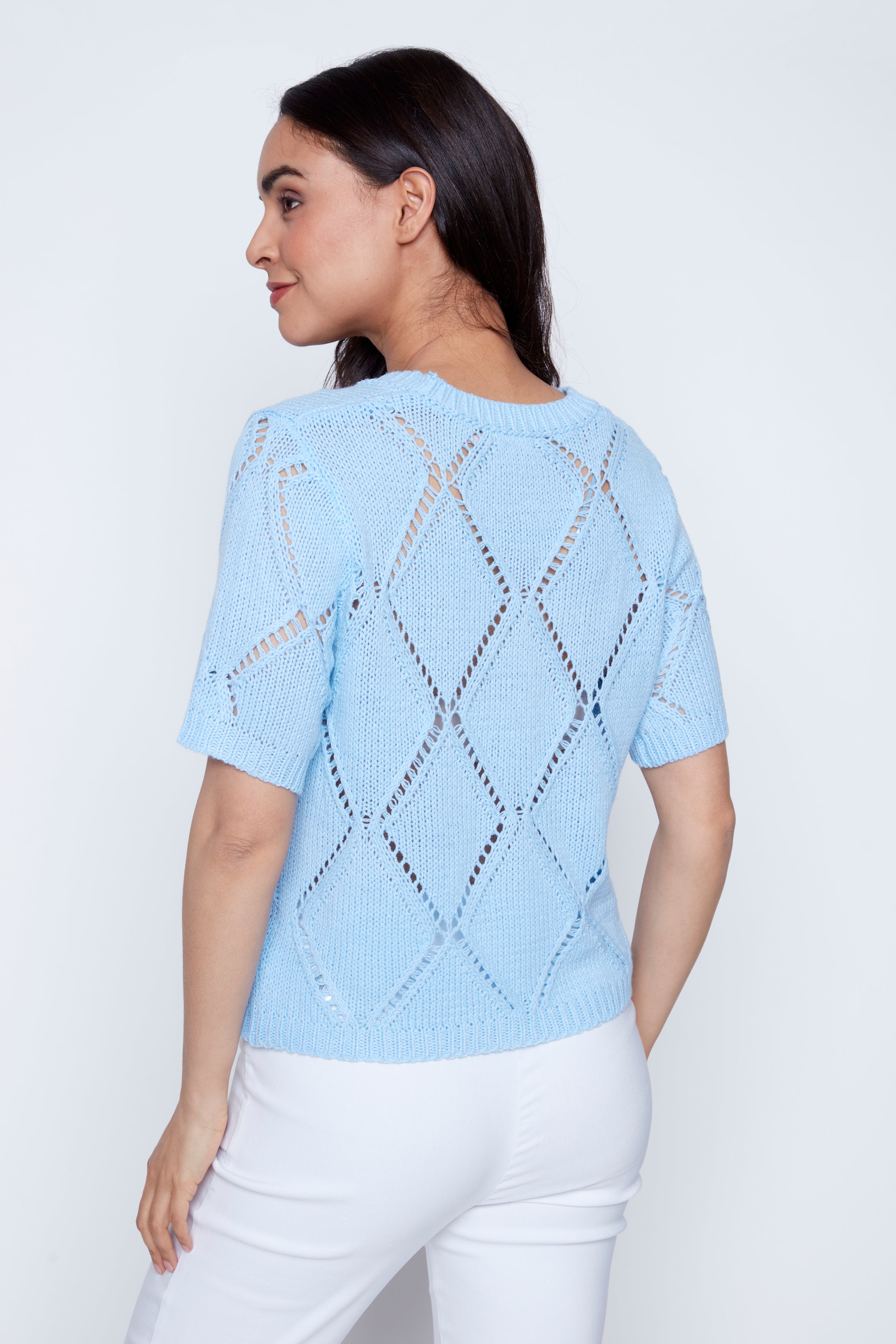 Le pull à motif de sequins en losanges