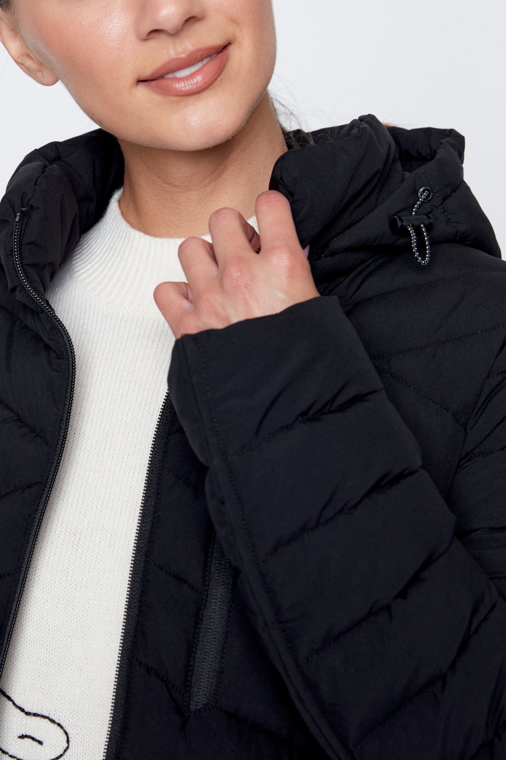 Le manteau matelassé à capuche amovible