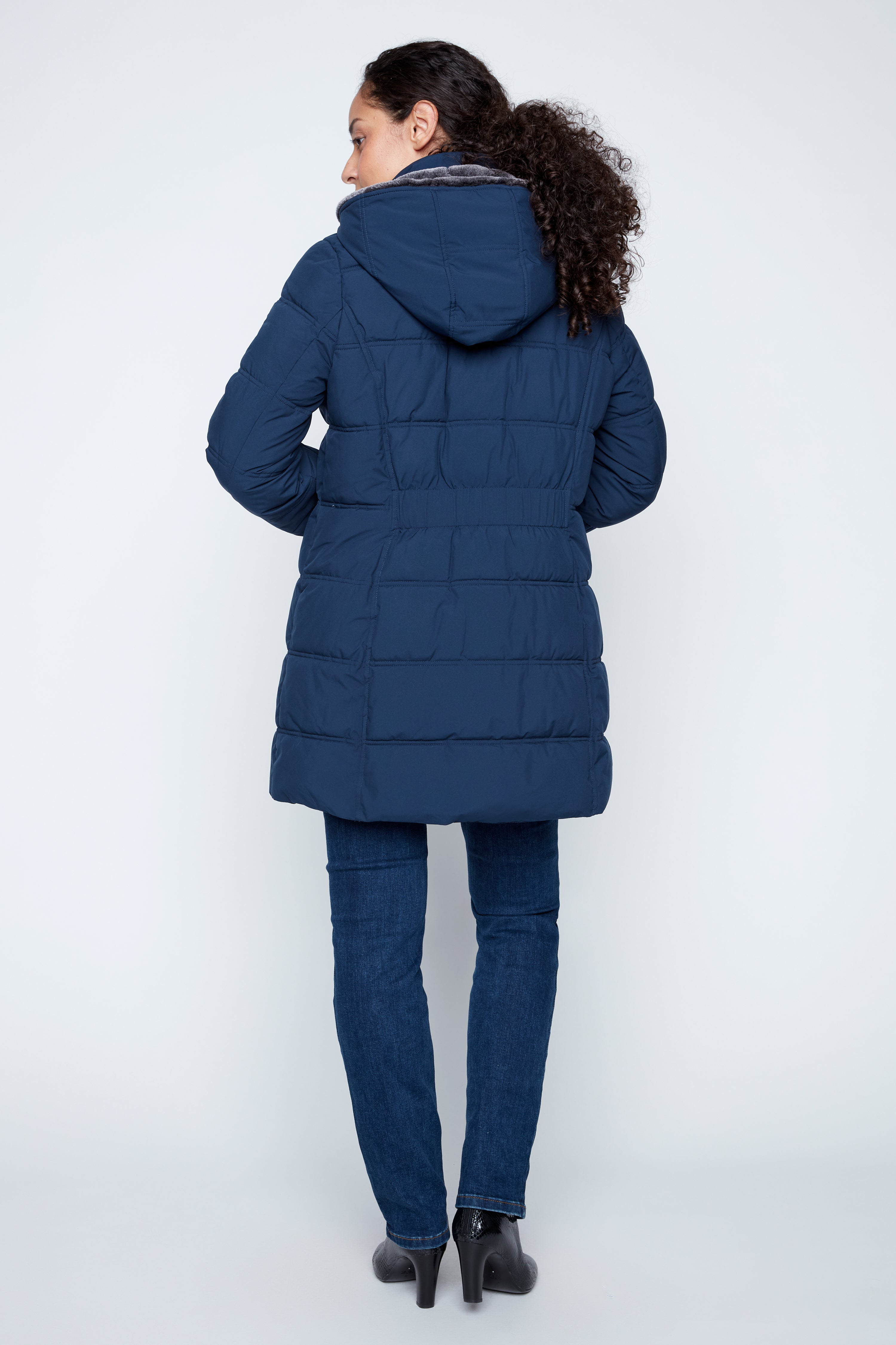 Le manteau matelassé trompe-l'œil à bordure berbère