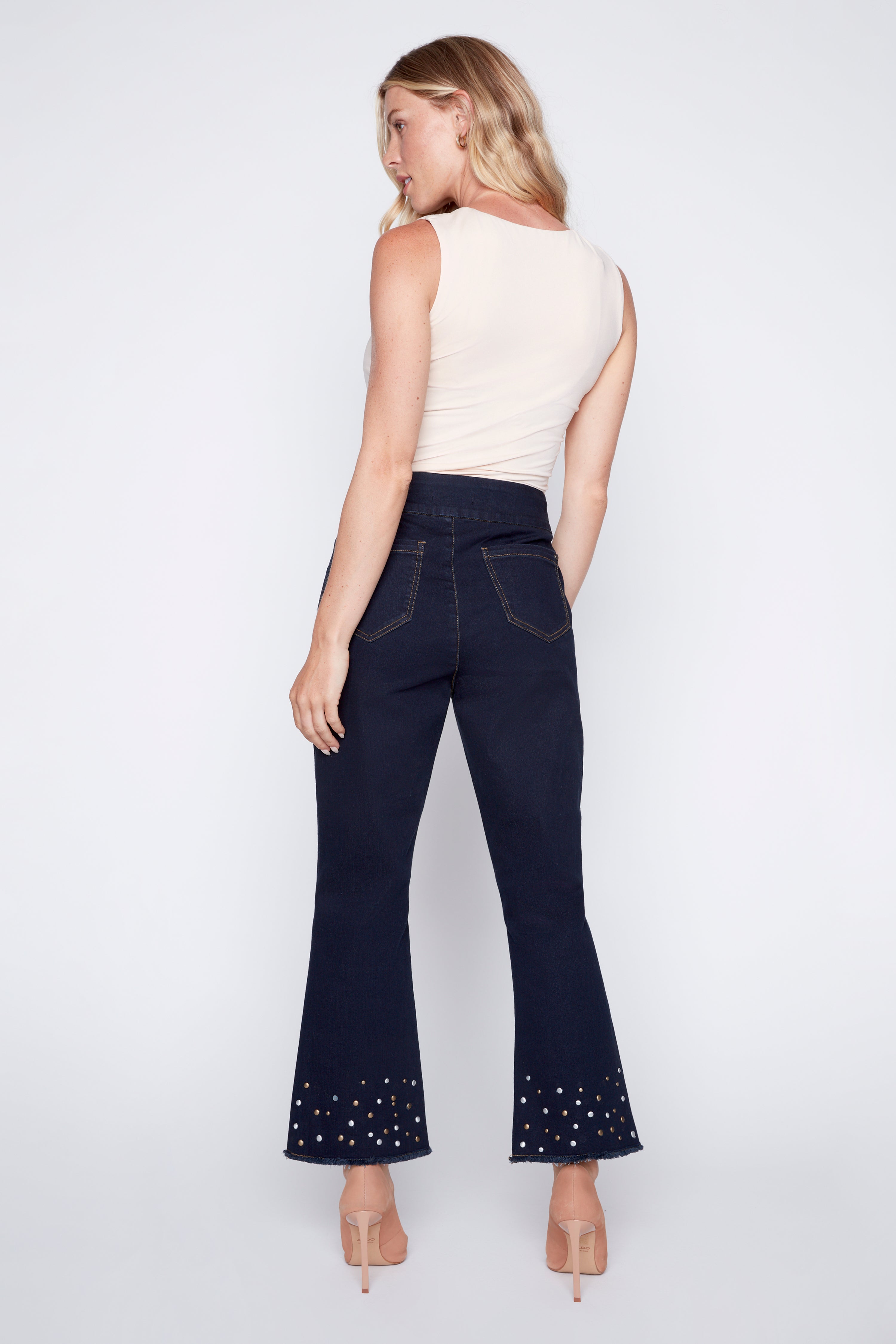 Le jean à jambe évasé à ourlet clouté