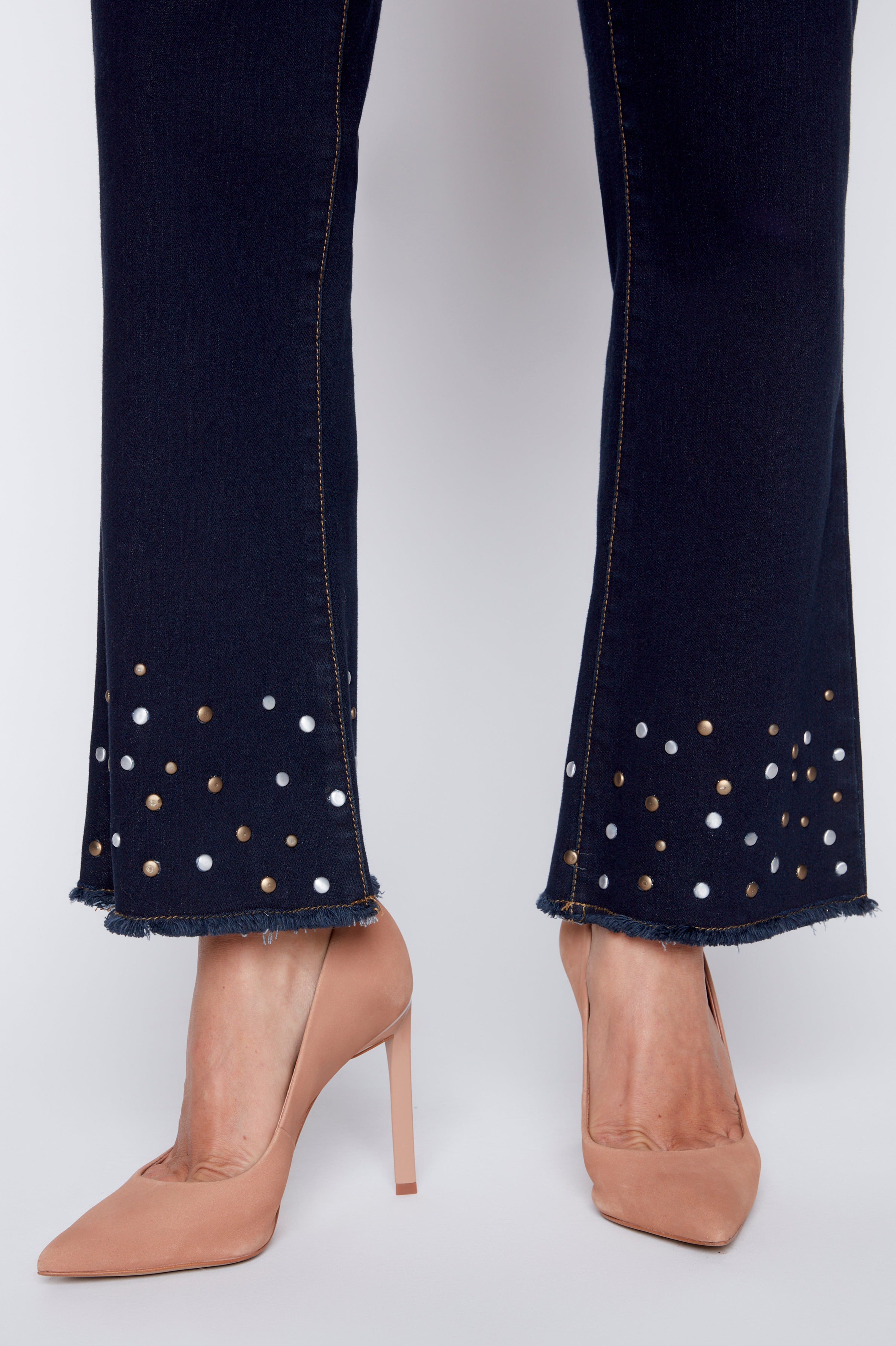 Le jean à jambe évasé à ourlet clouté