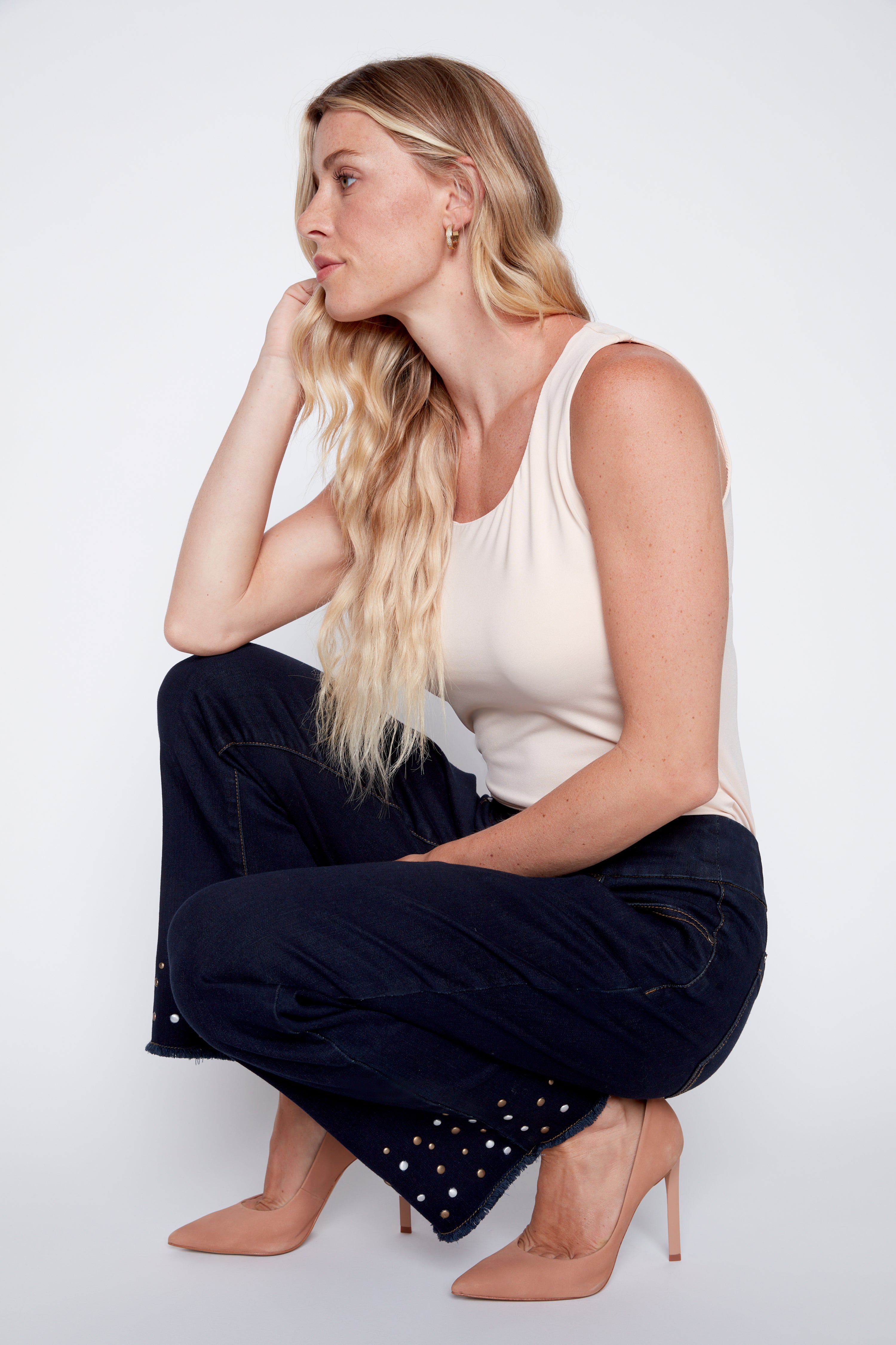 Le jean à jambe évasé à ourlet clouté