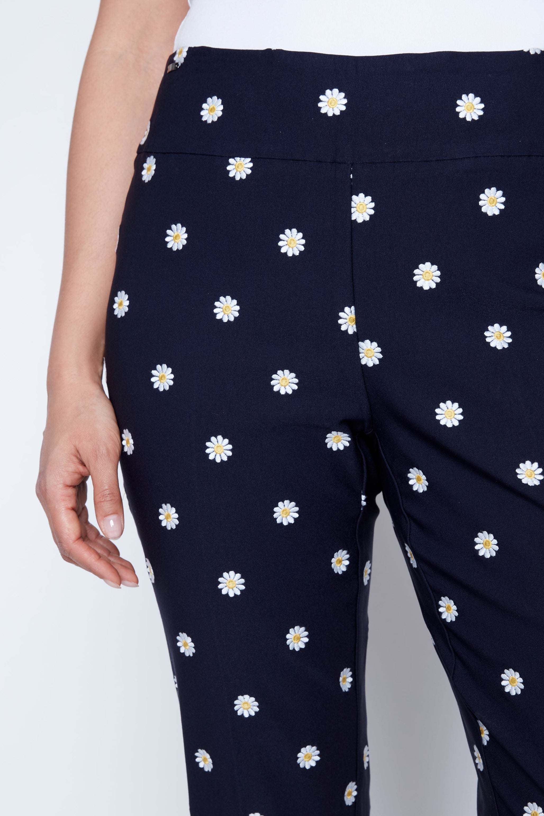 Le pantalon à jambe étroite avec broderie marguerite