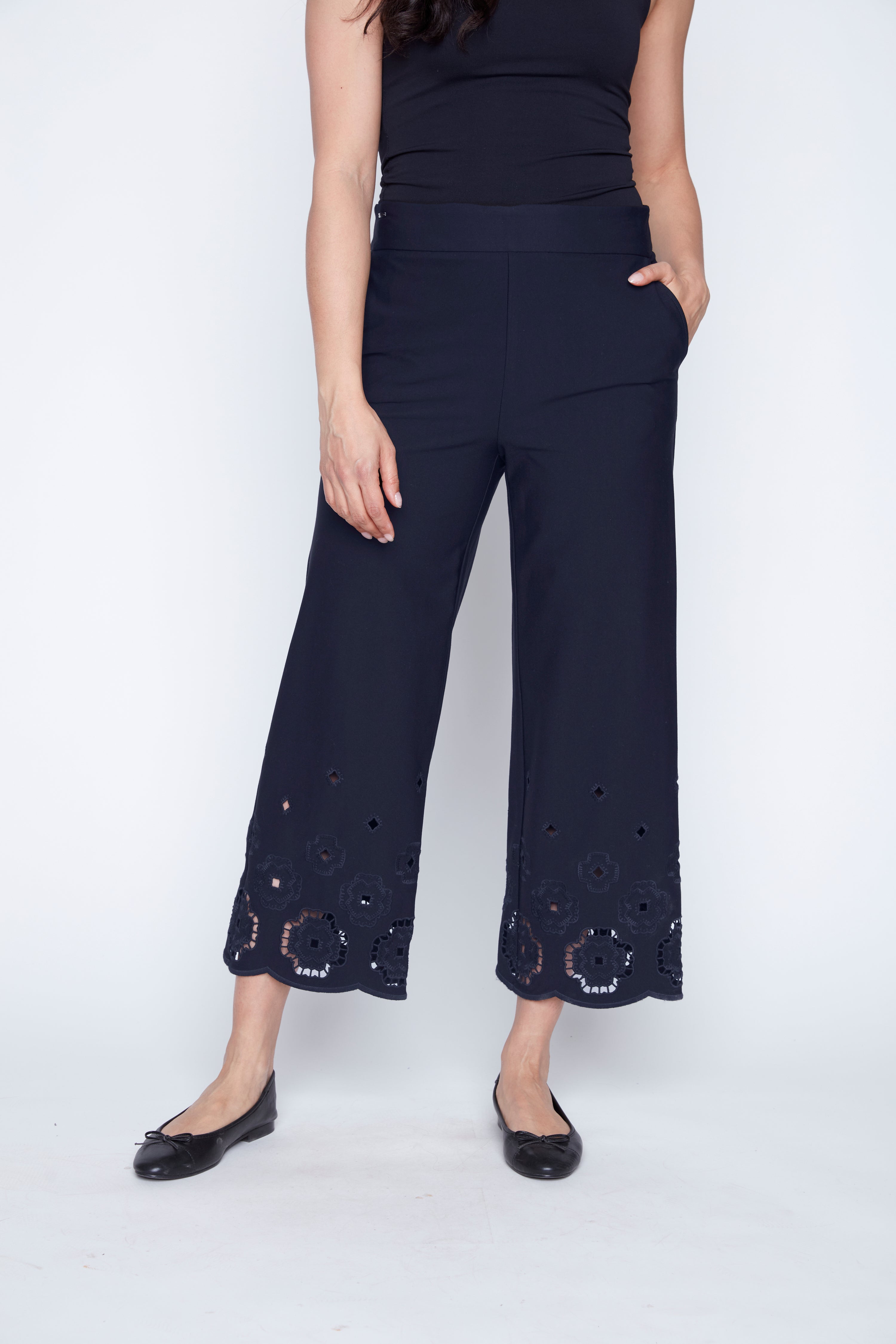Le capri à jambes larges avec ourlet brodé découpé au laser