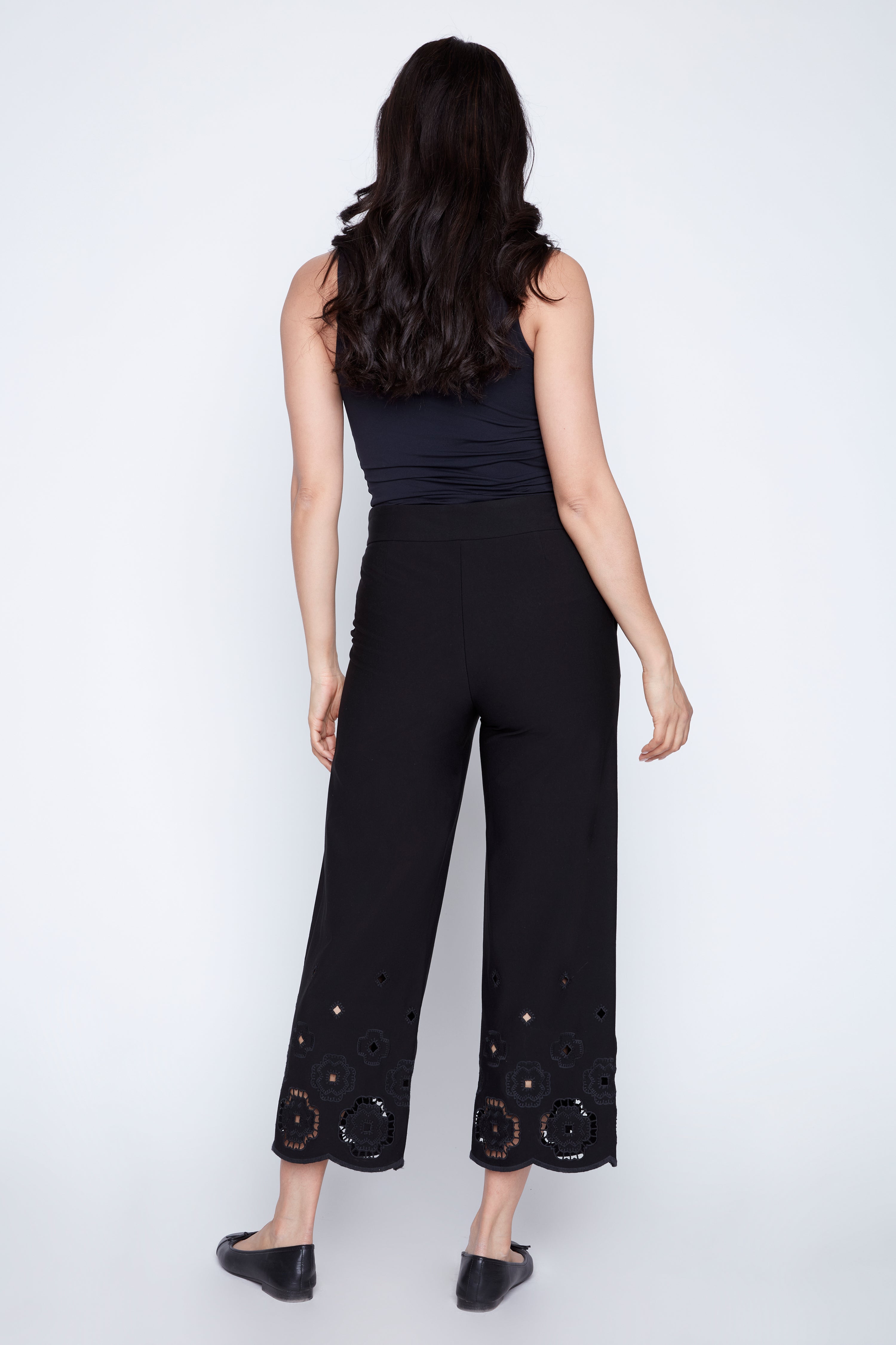 Le capri à jambes larges avec ourlet brodé découpé au laser