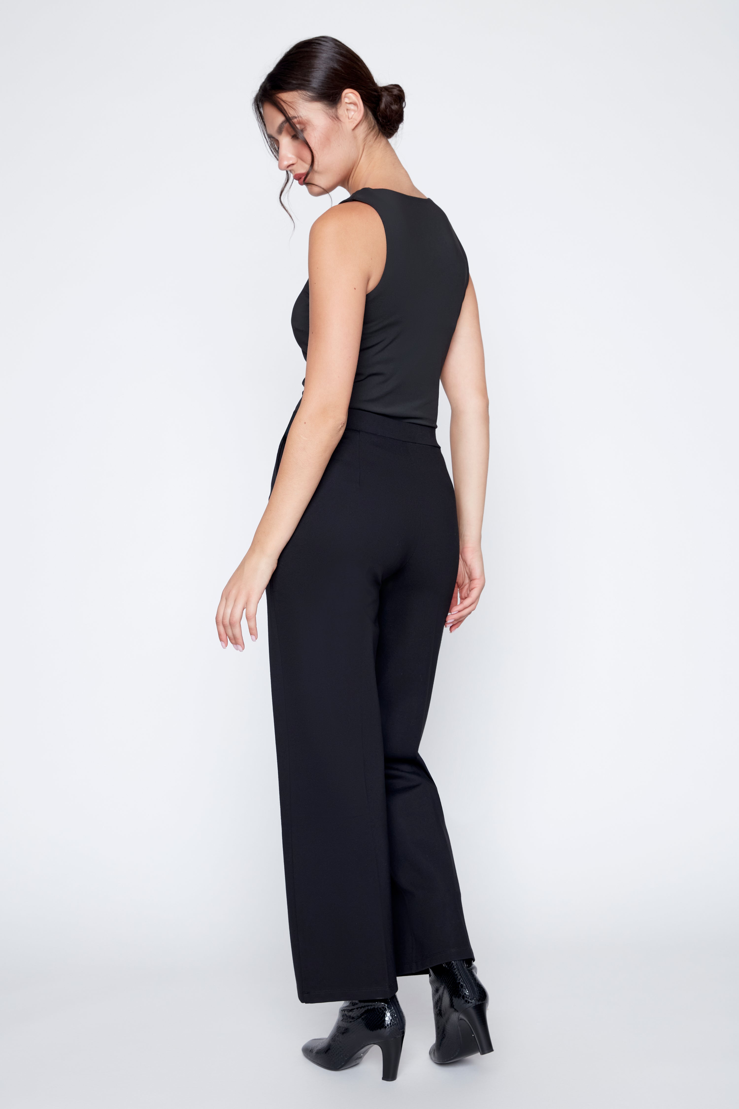 Le pantalon en tricot à jambes larges