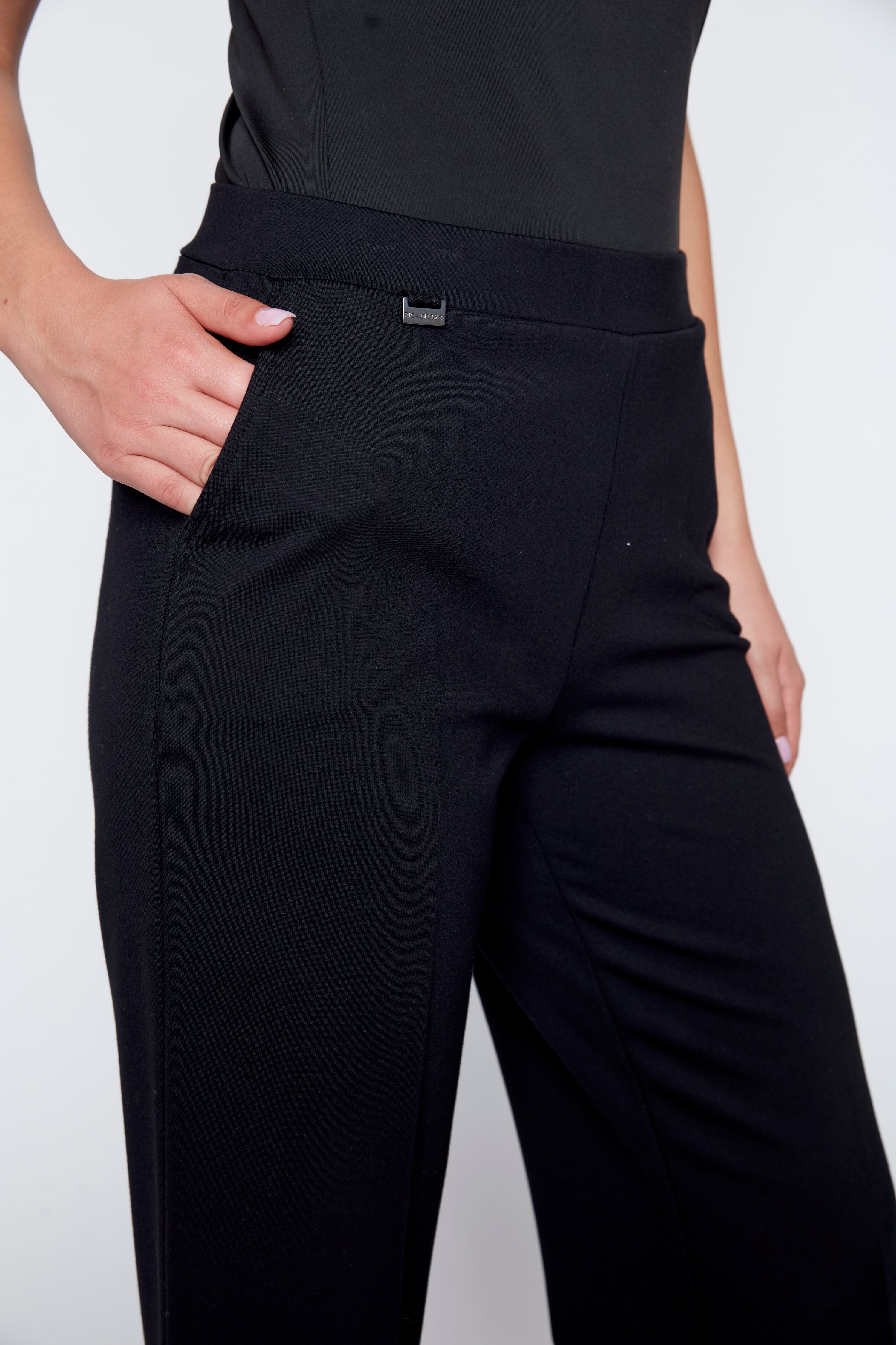 Le pantalon en tricot à jambes larges