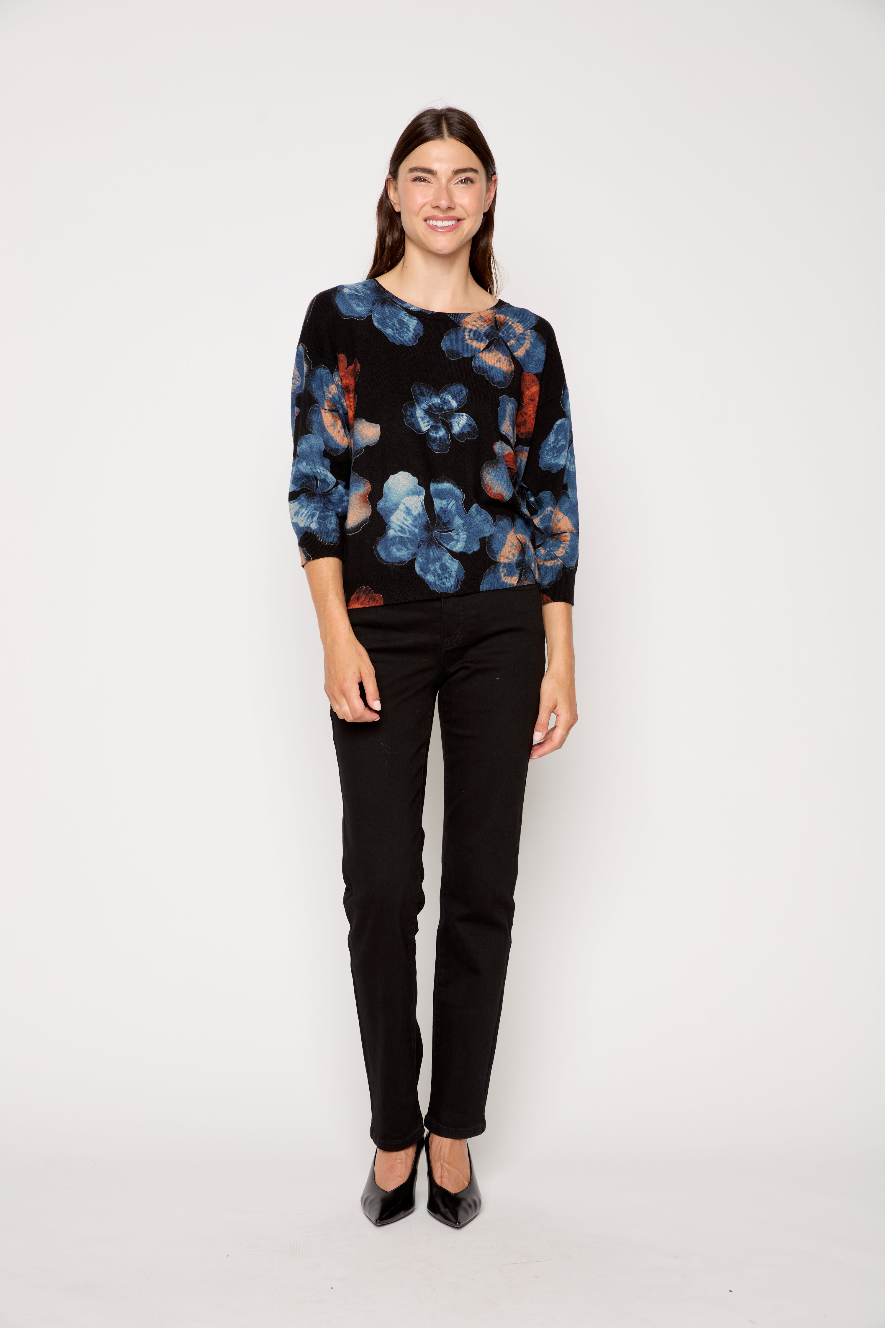 Le pull léger à imprimé floral