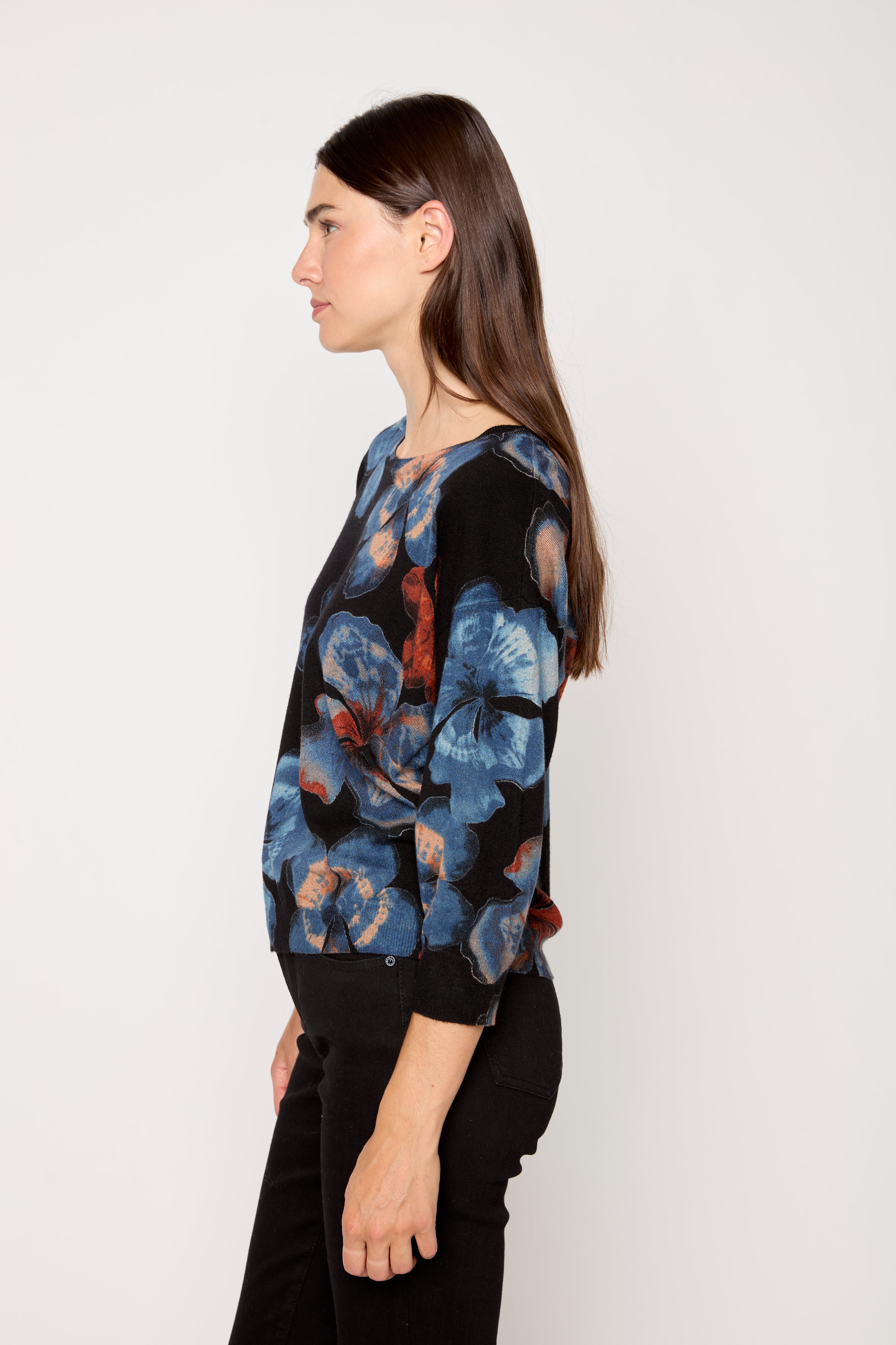 Le pull léger à imprimé floral