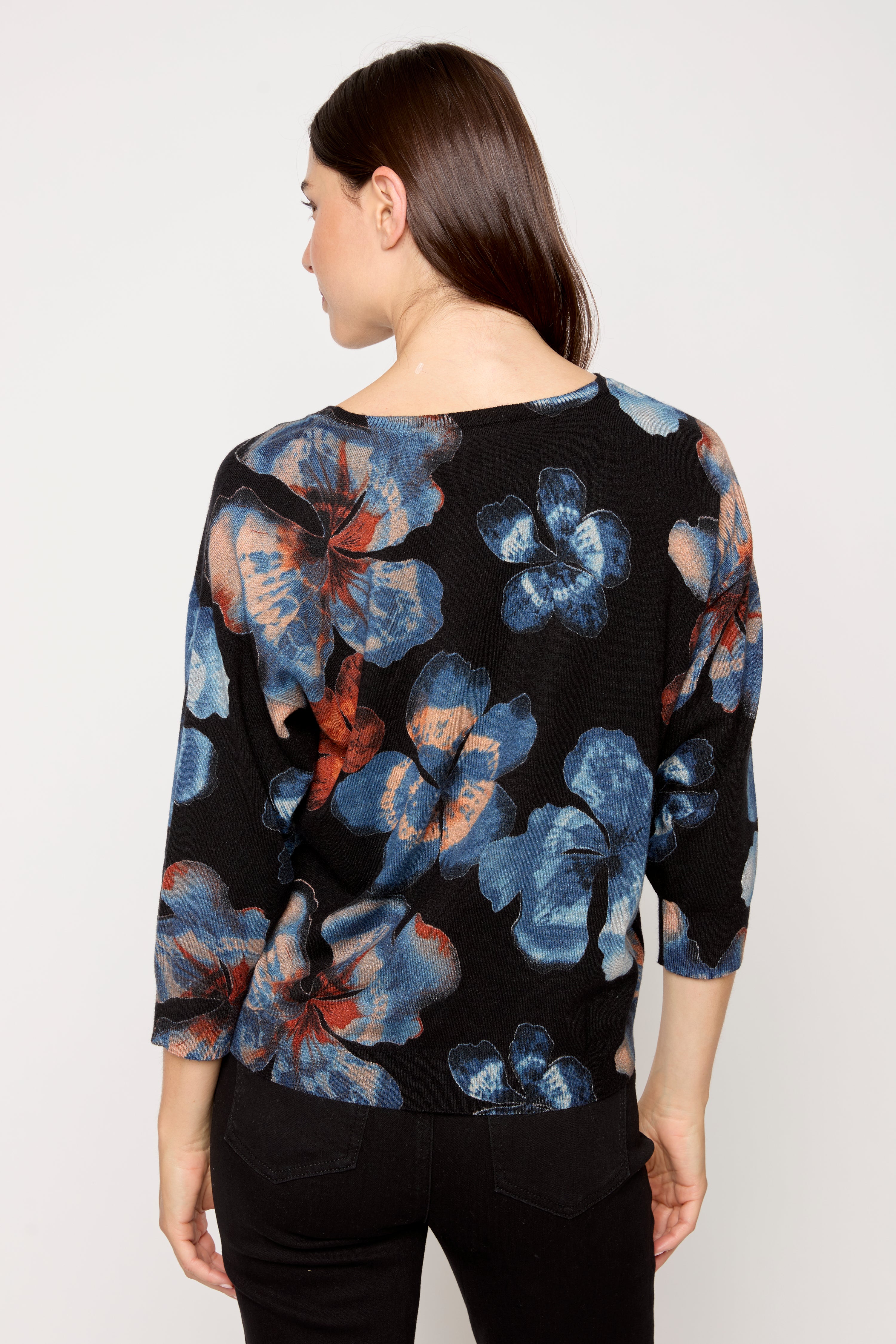 Le pull léger à imprimé floral
