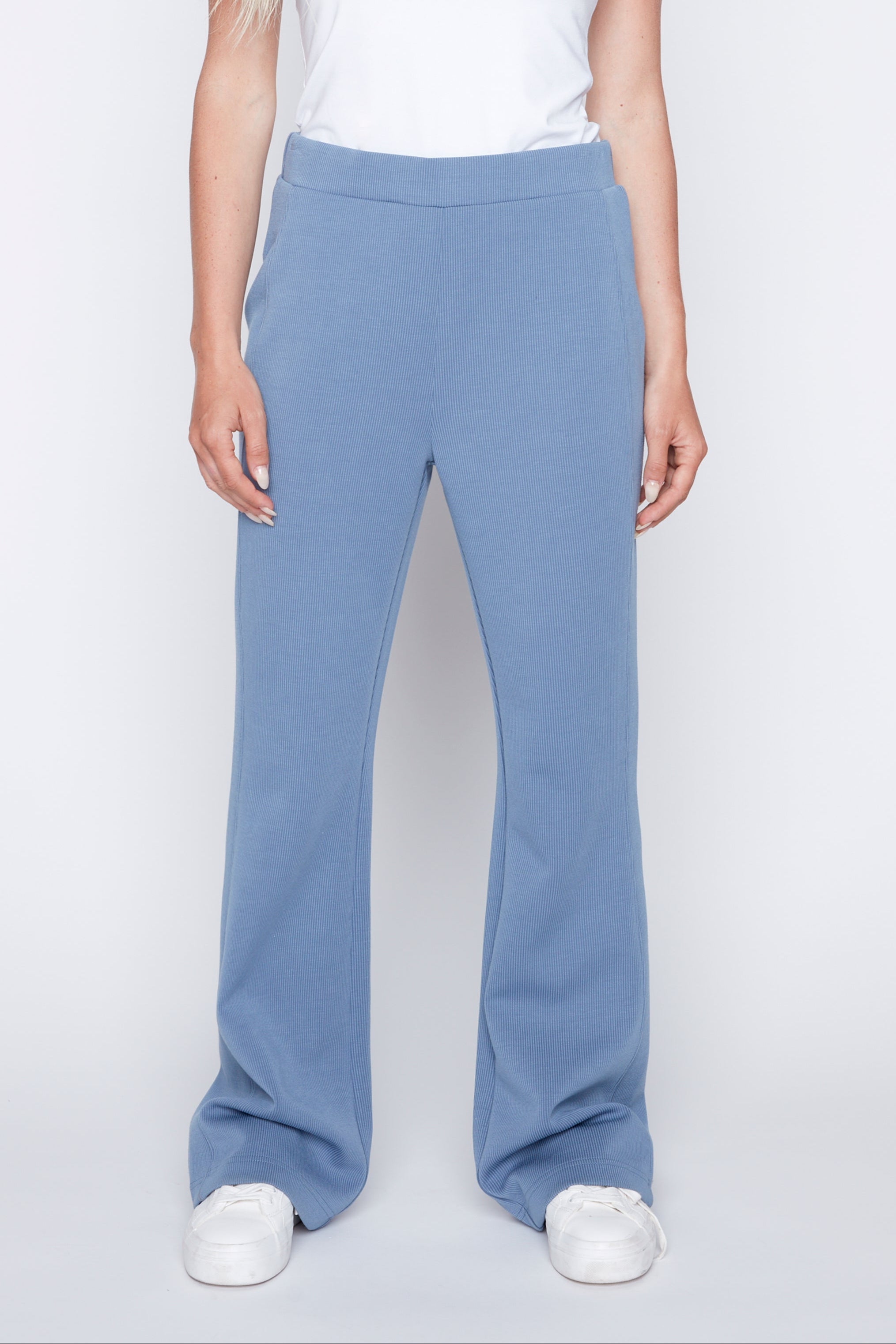 Le pantalon en tricot scuba à jambe semi-évasée