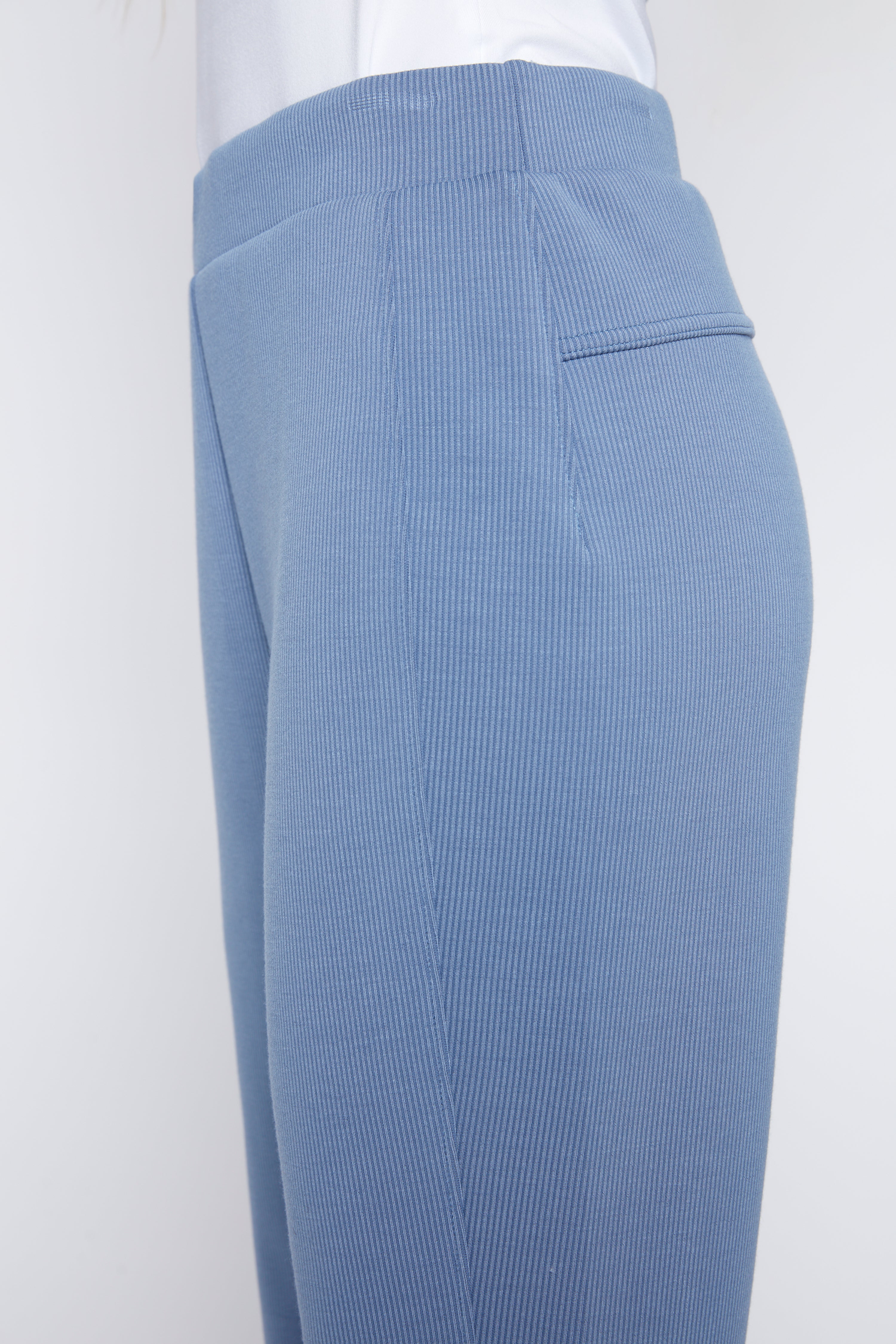 Le pantalon en tricot scuba à jambe semi-évasée