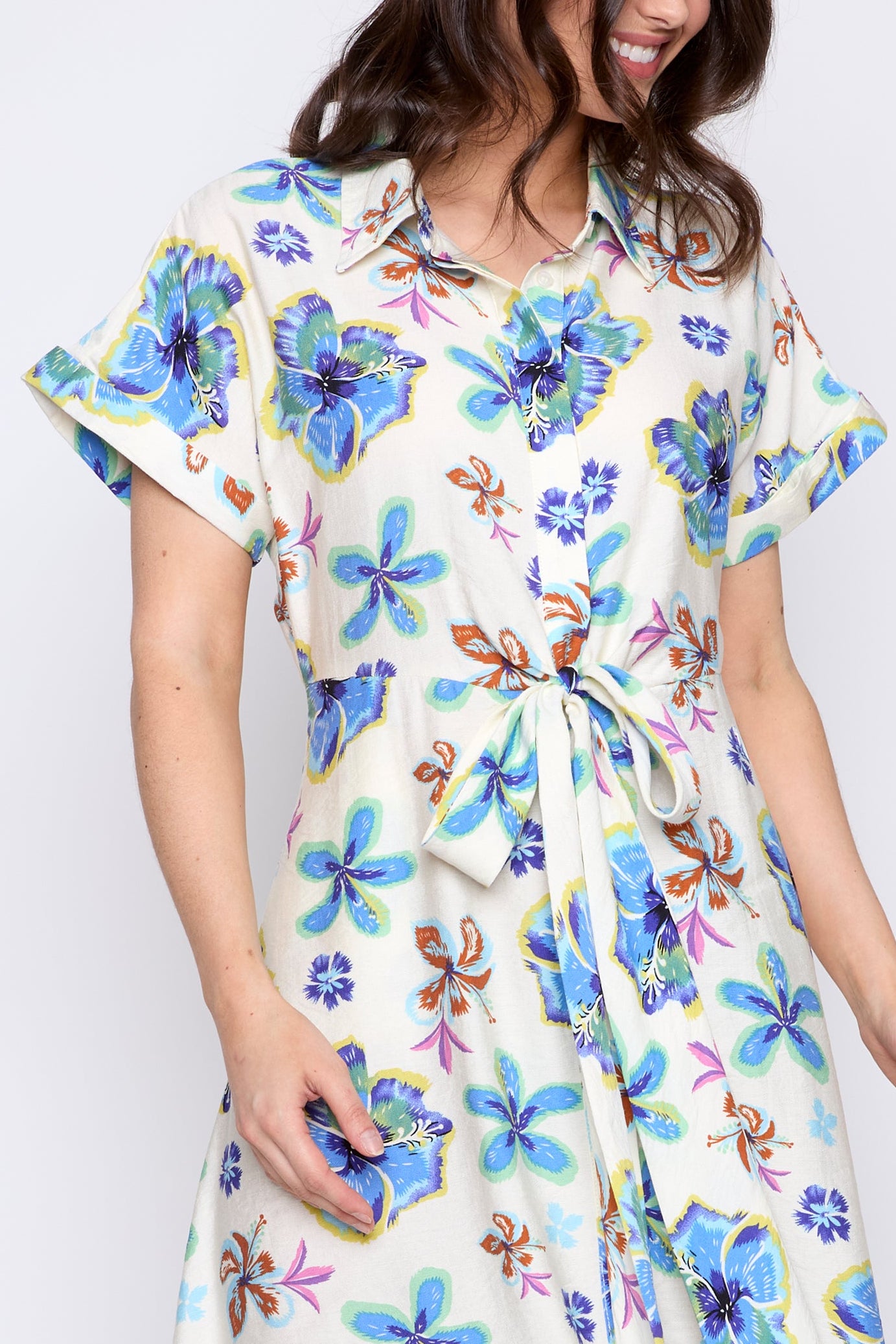 La robe à imprimé floral avec ceinture nouée