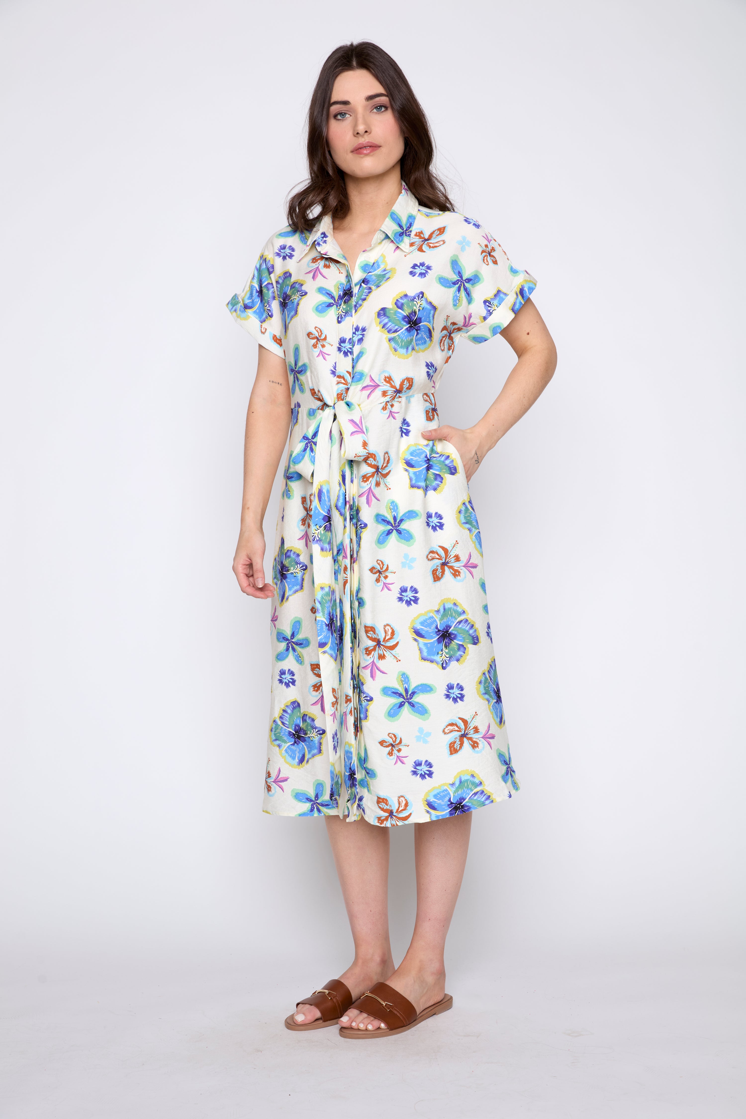 La robe à imprimé floral avec ceinture nouée
