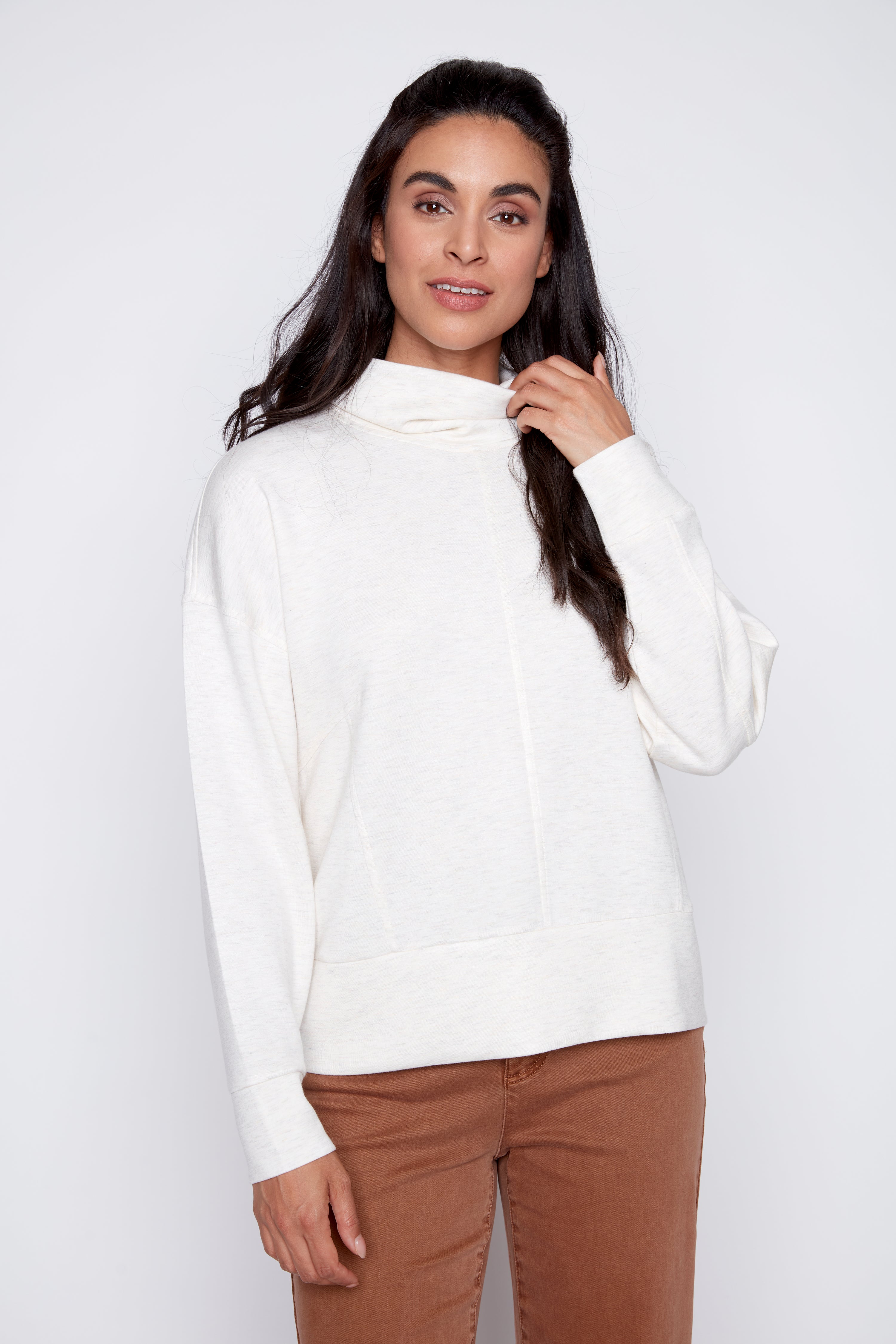 Le haut en tricot à col cheminée