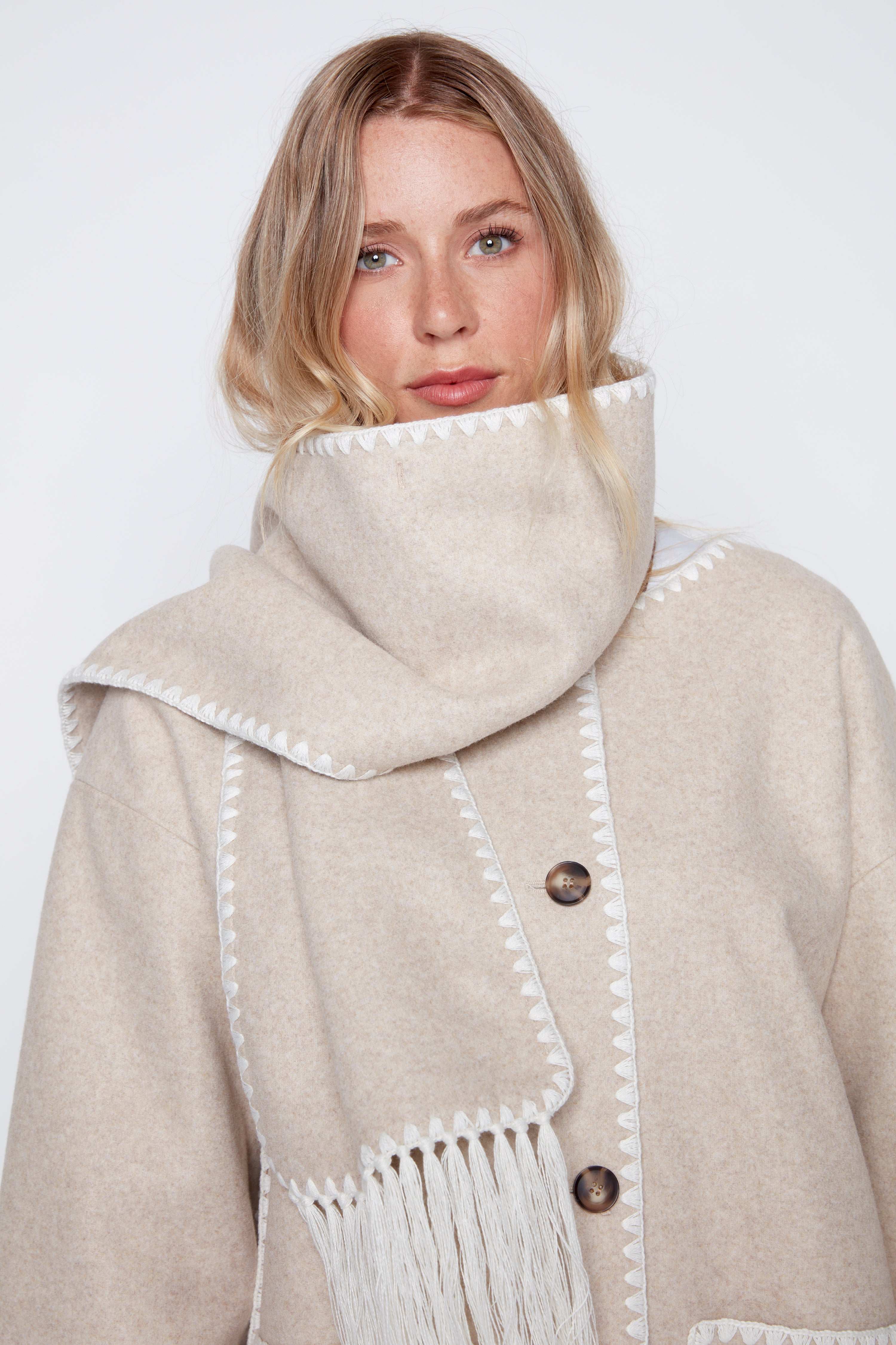 Le manteau avec écharpe