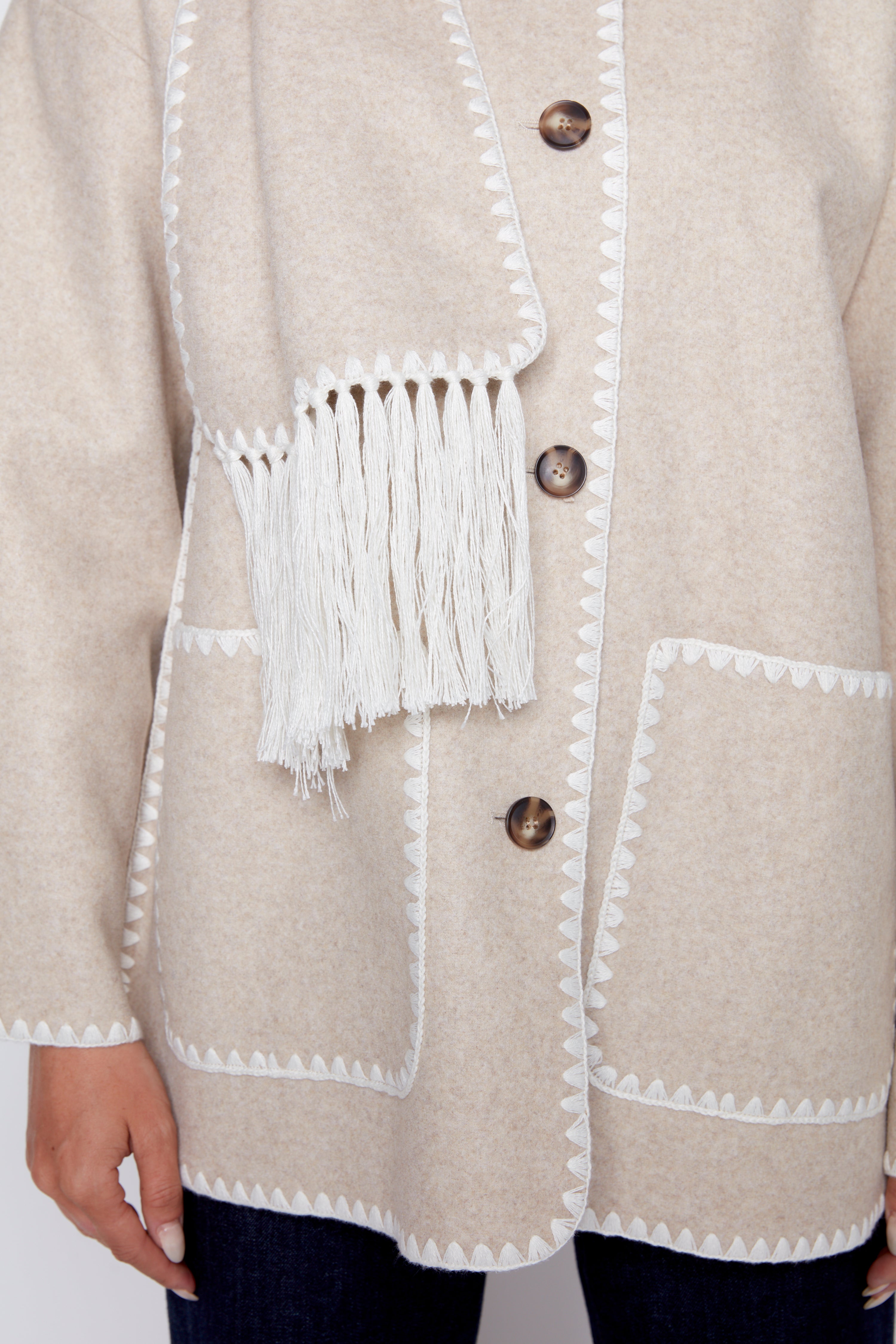 Le manteau avec écharpe