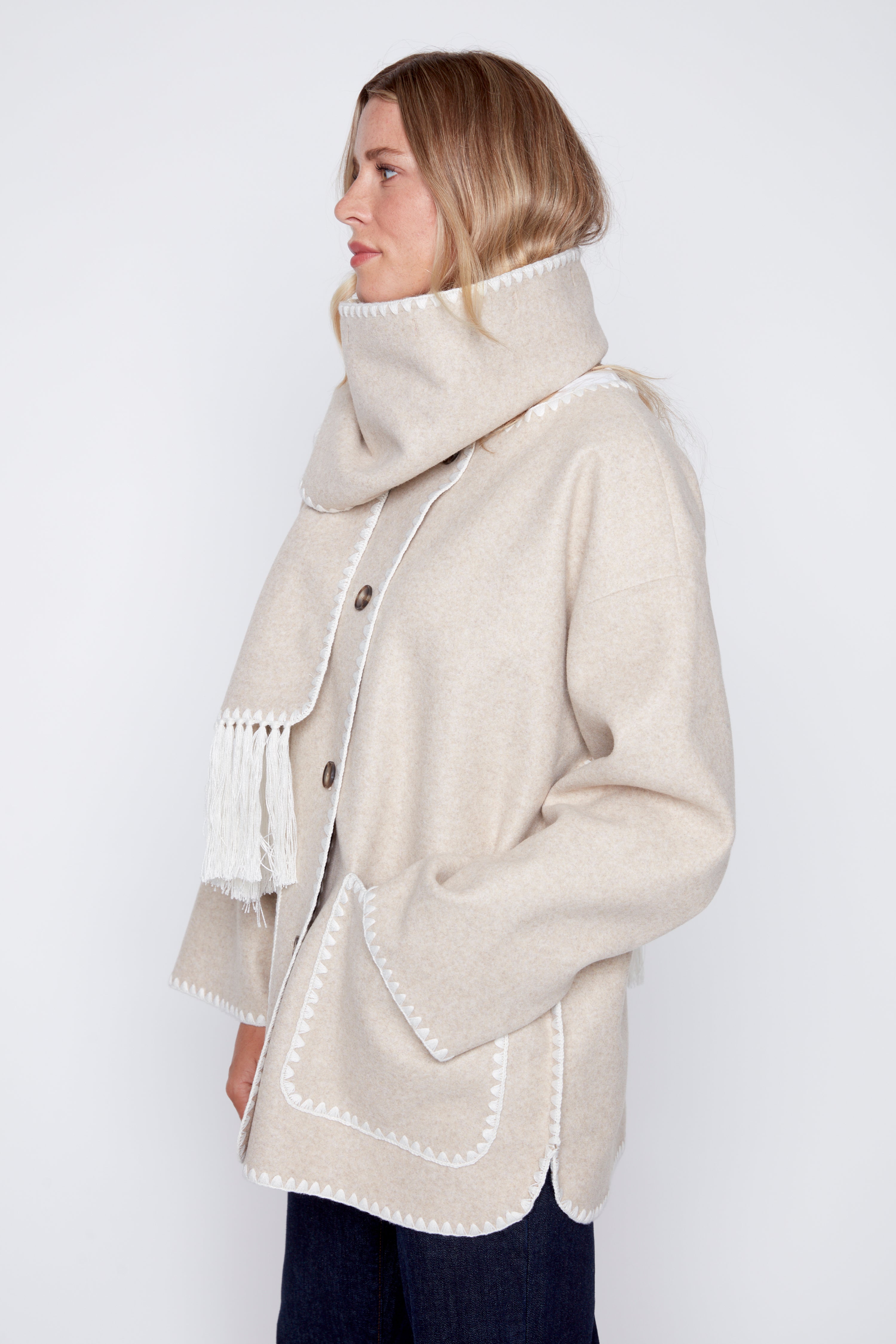 Le manteau avec écharpe