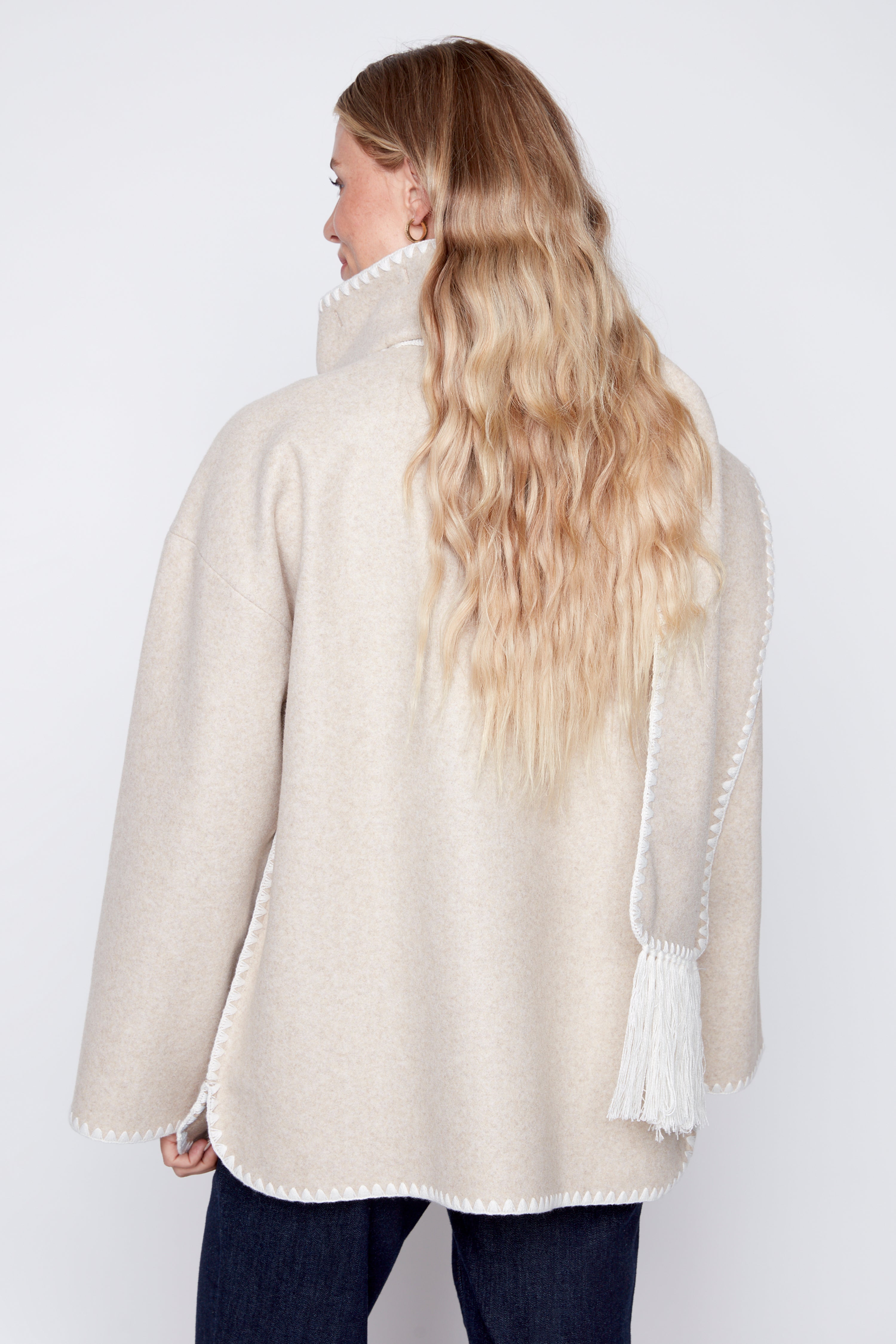 Le manteau avec écharpe