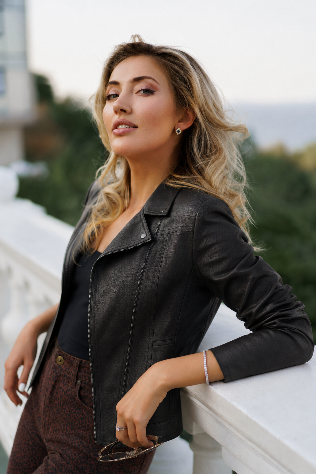 Le blazer en similicuir avec détails zippés