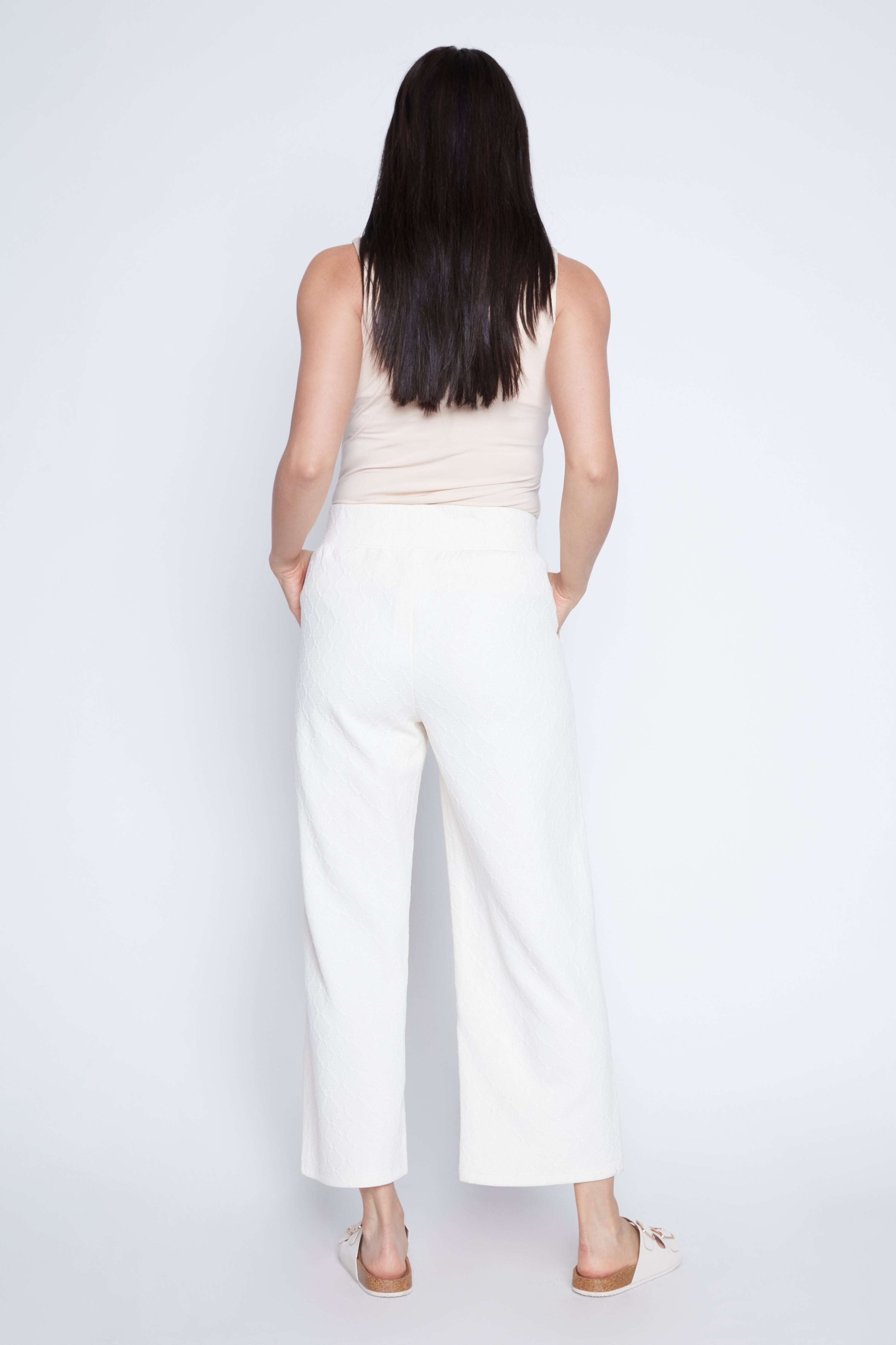 Le pantalon à jambe large en maille losanges