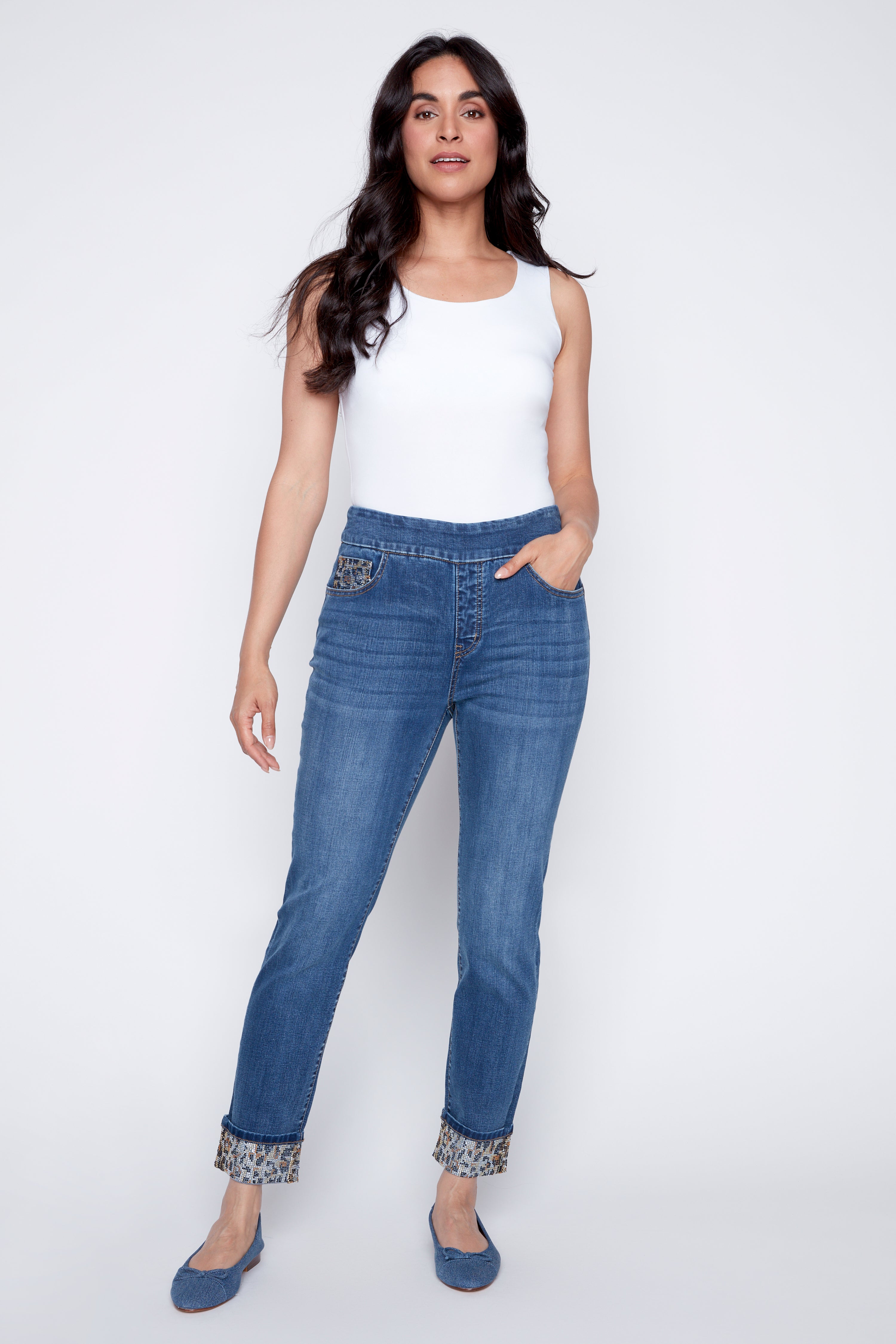 Le jean à jambe étroite avec paillettes animalières