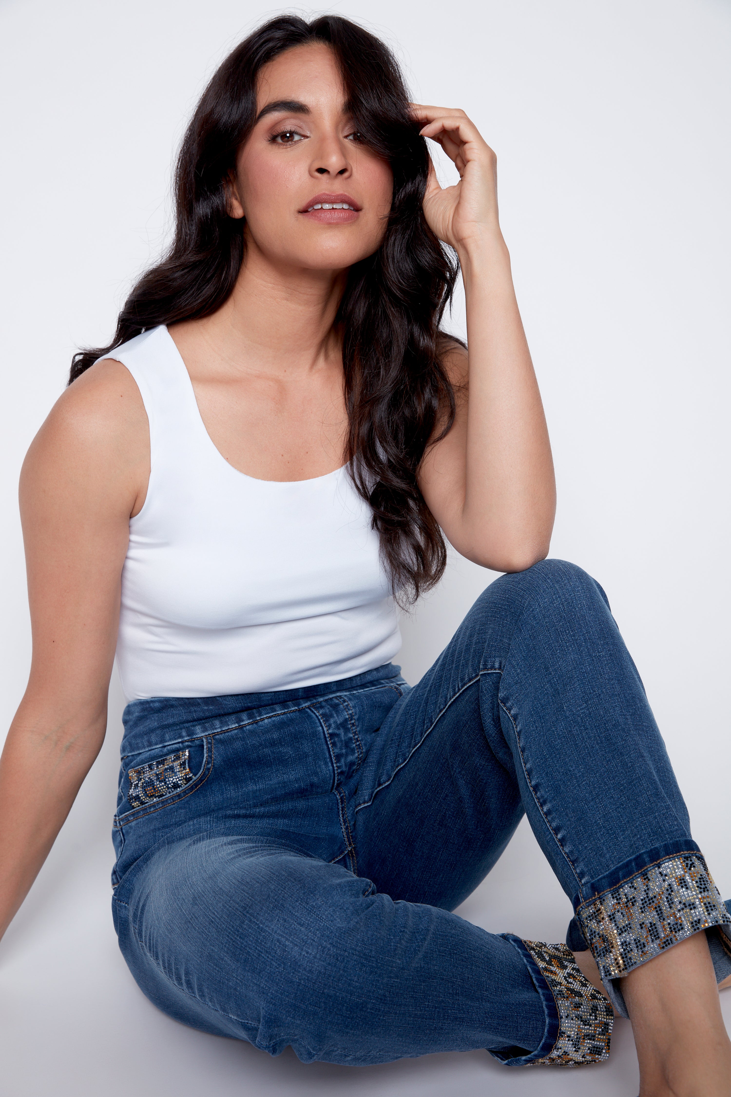 Le jean à jambe étroite avec paillettes animalières