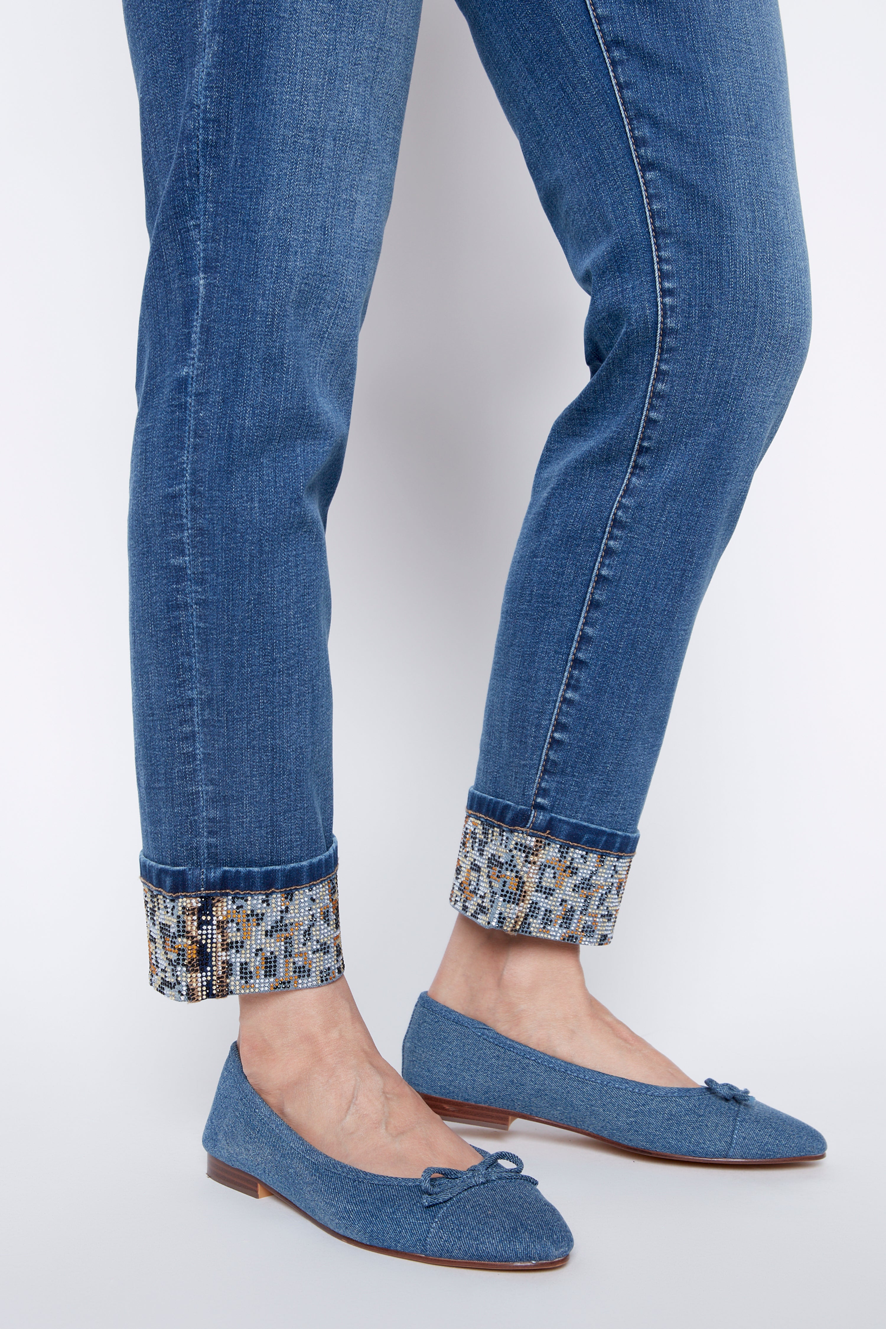 Le jean à jambe étroite avec paillettes animalières