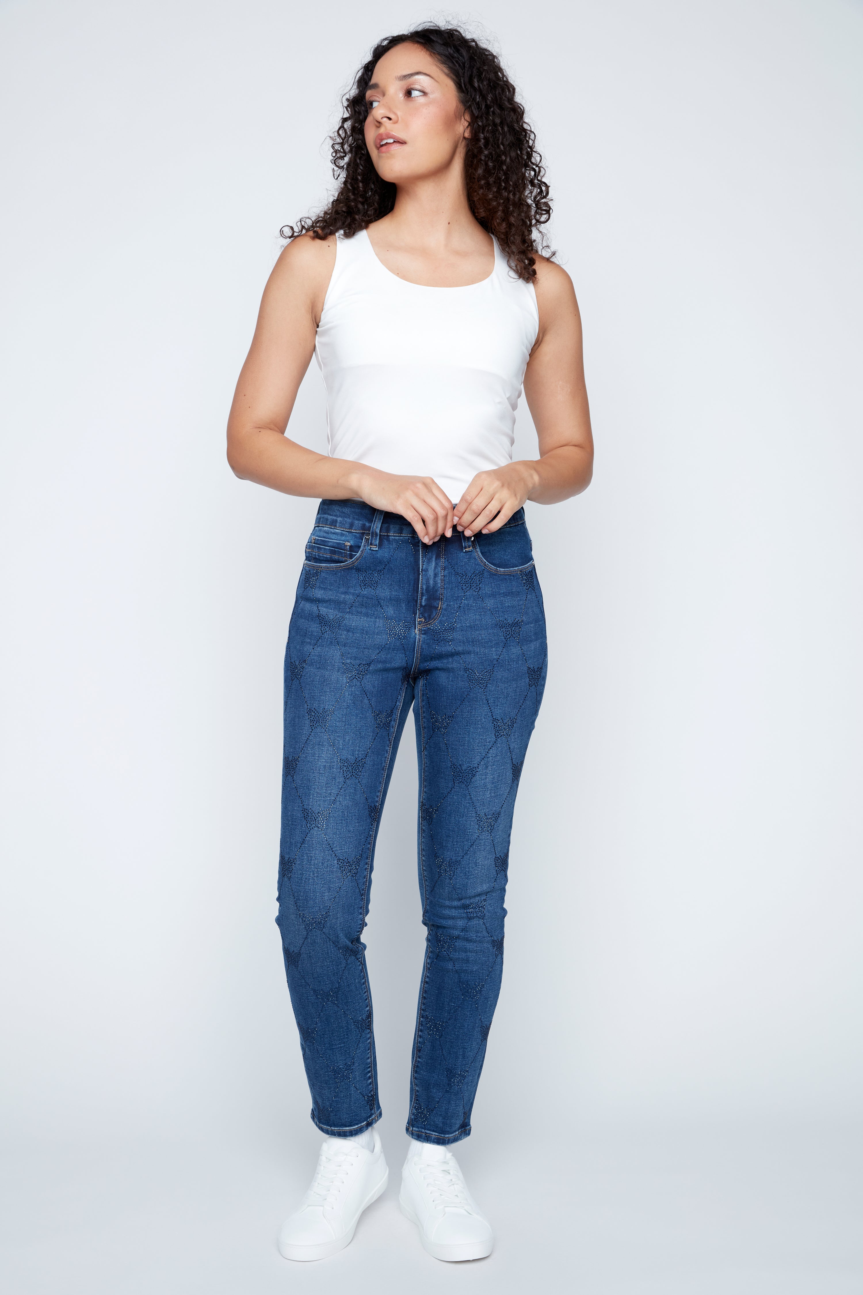 Le jean à jambe étroite à motif papillons en strass