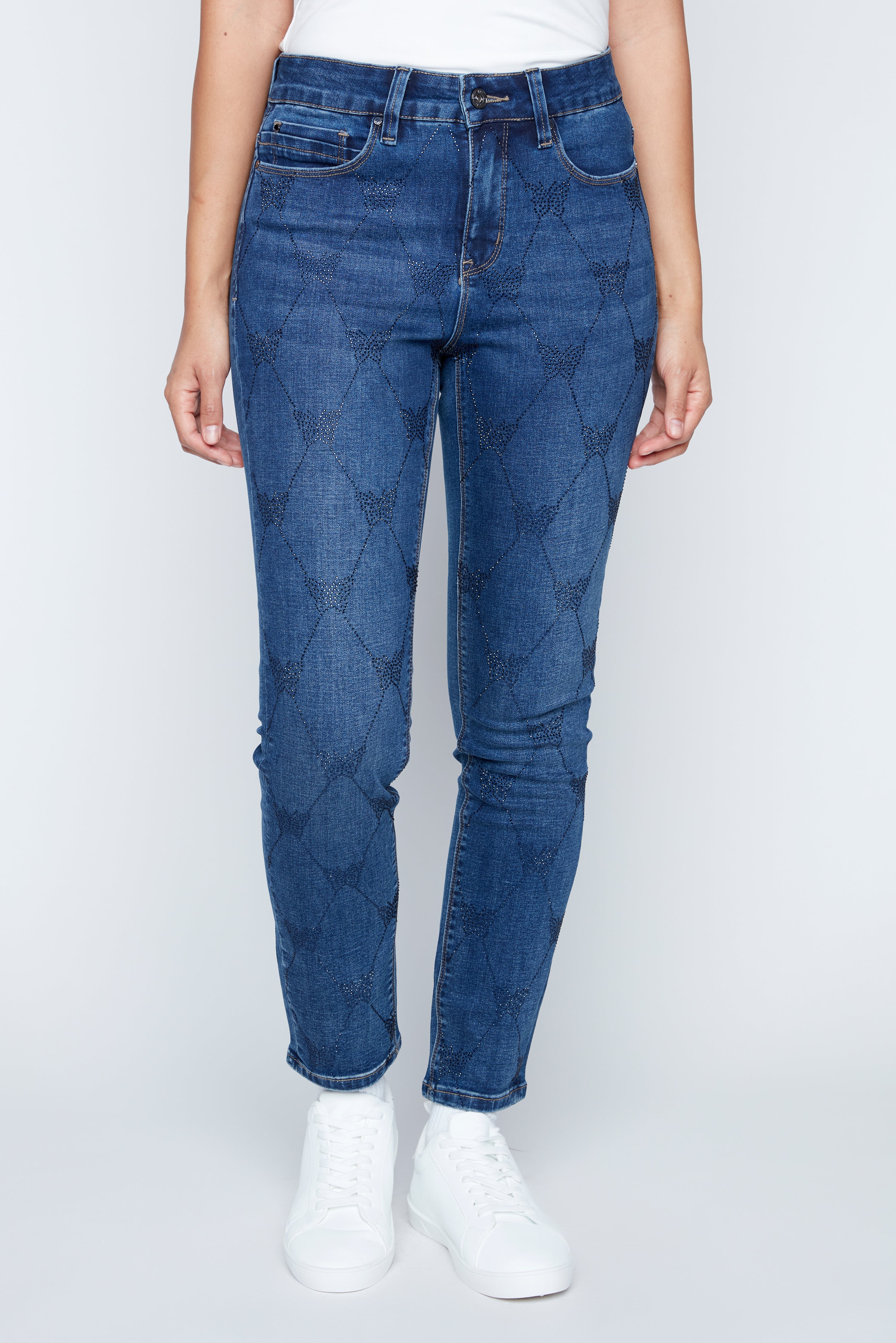 Le jean à jambe étroite à motif papillons en strass