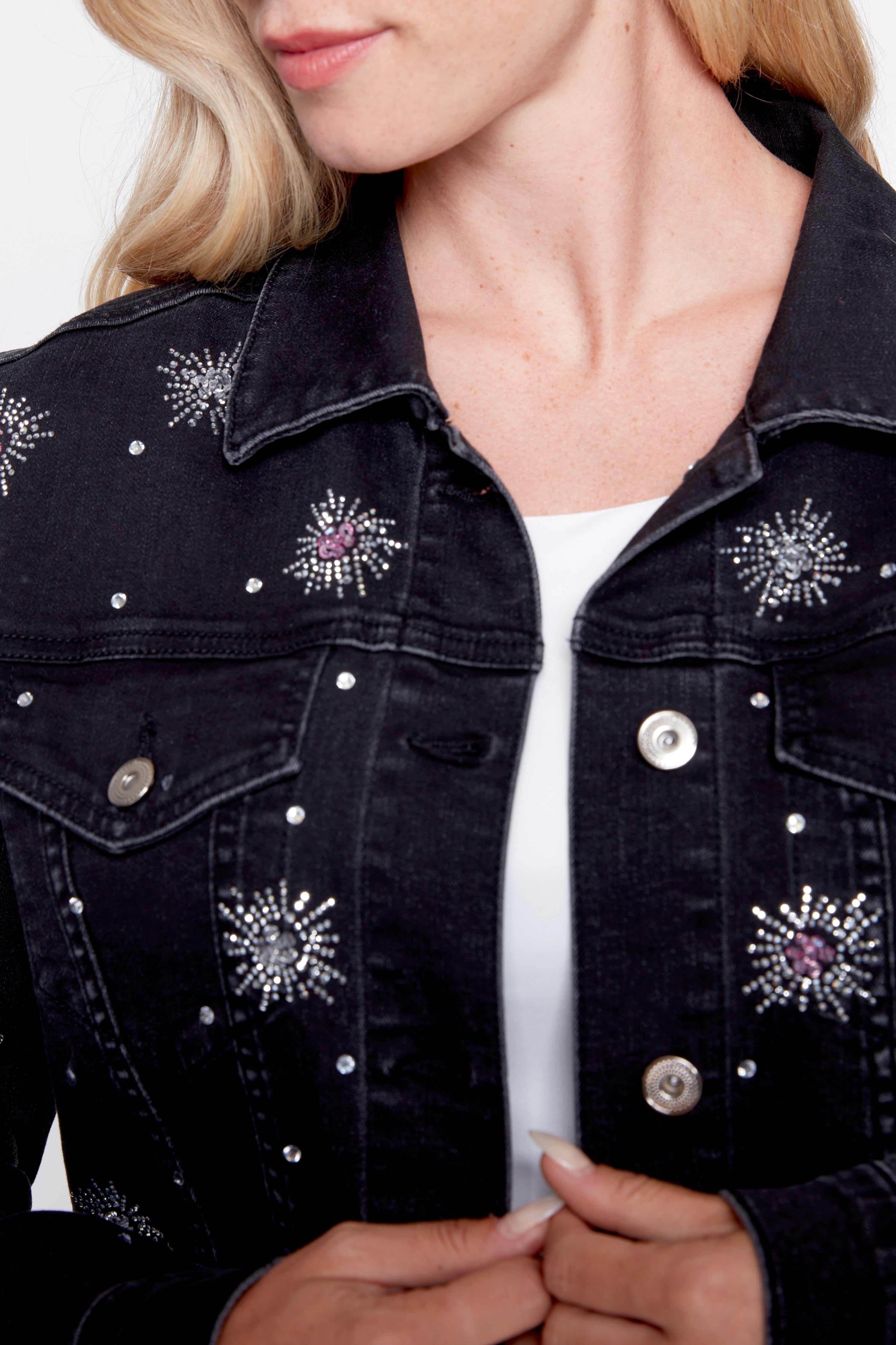 La veste en denim avec étoiles en strass