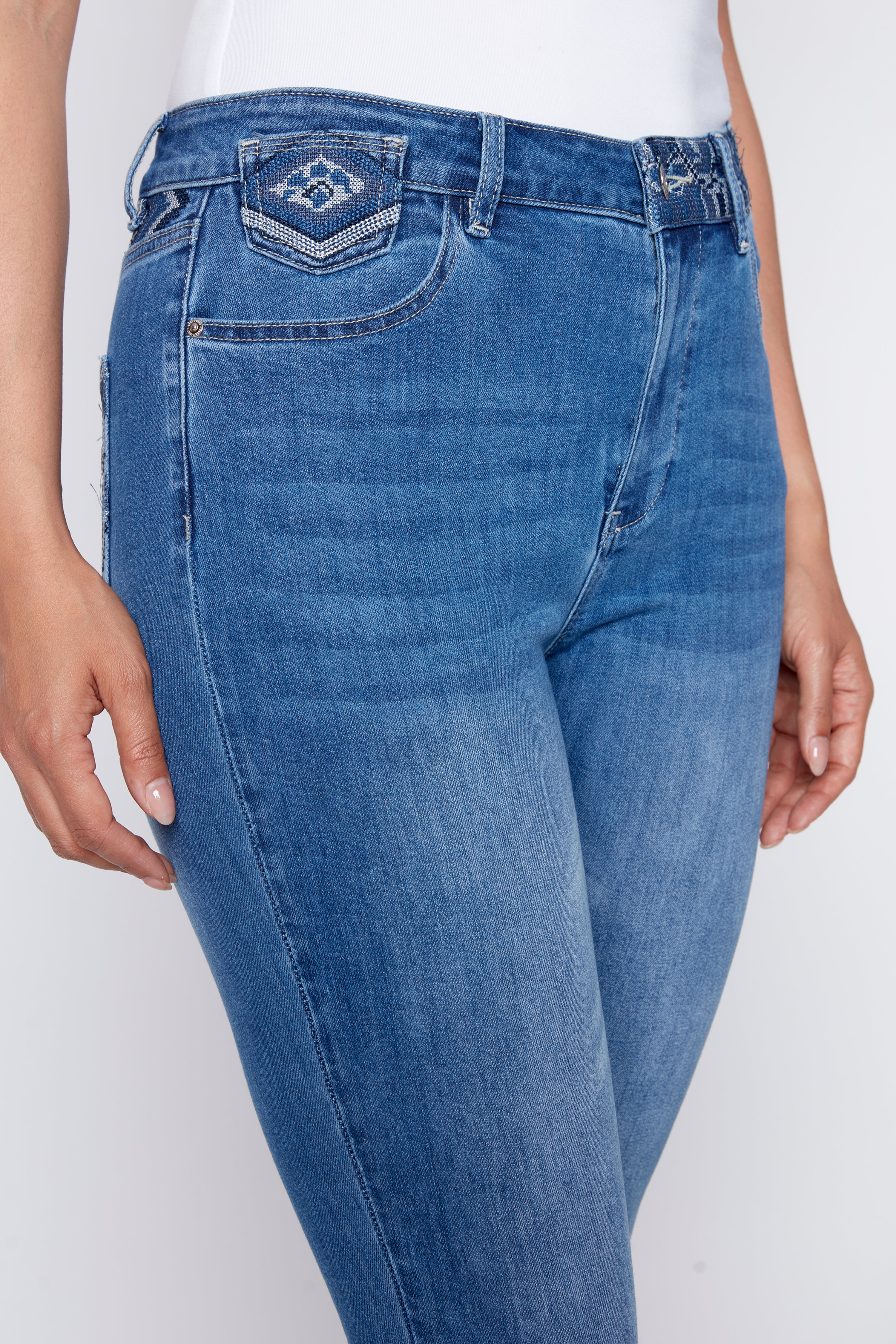 Le jean à jambe étroite avec détails brodés