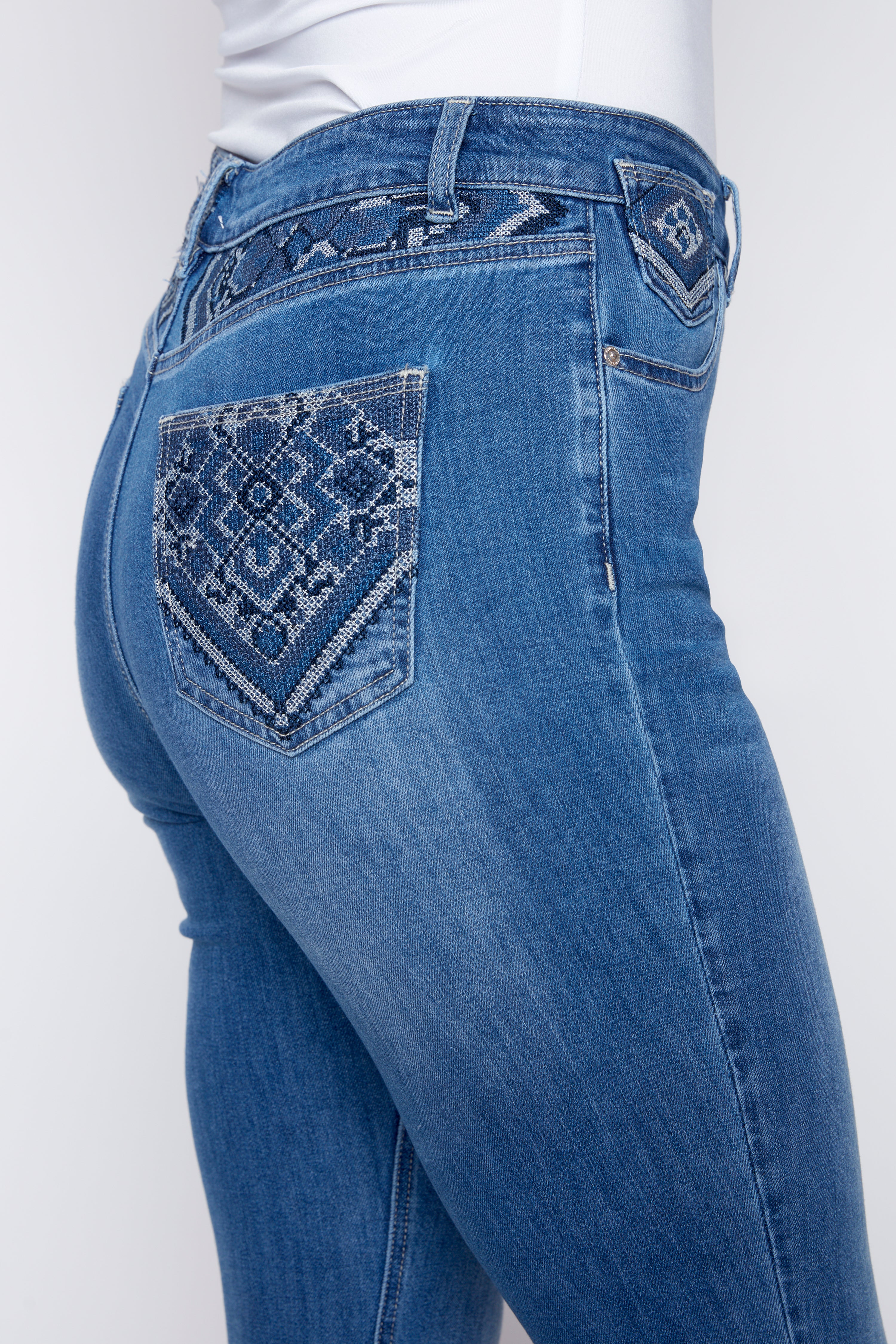 Le jean à jambe étroite avec détails brodés