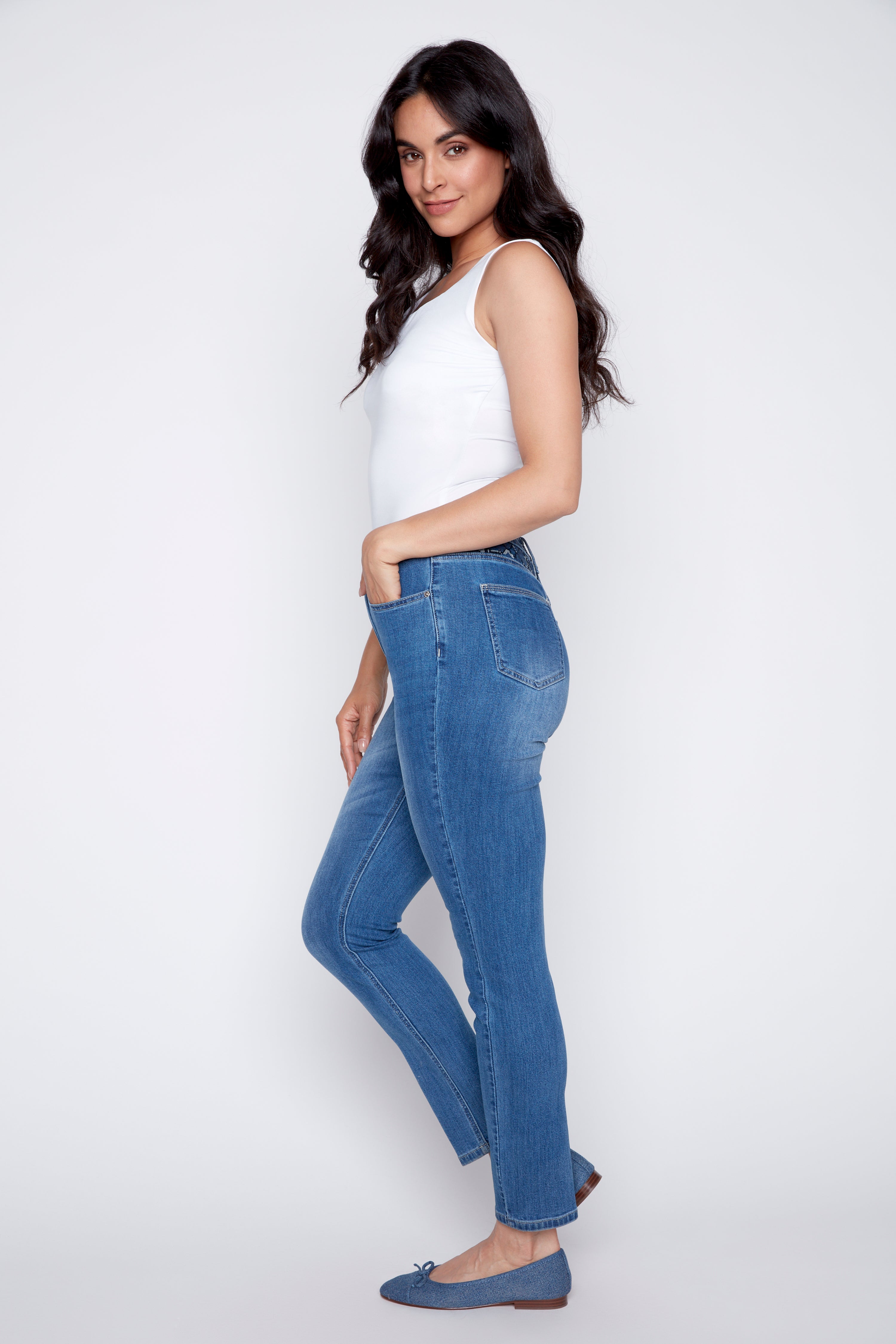 Le jean à jambe étroite avec détails brodés
