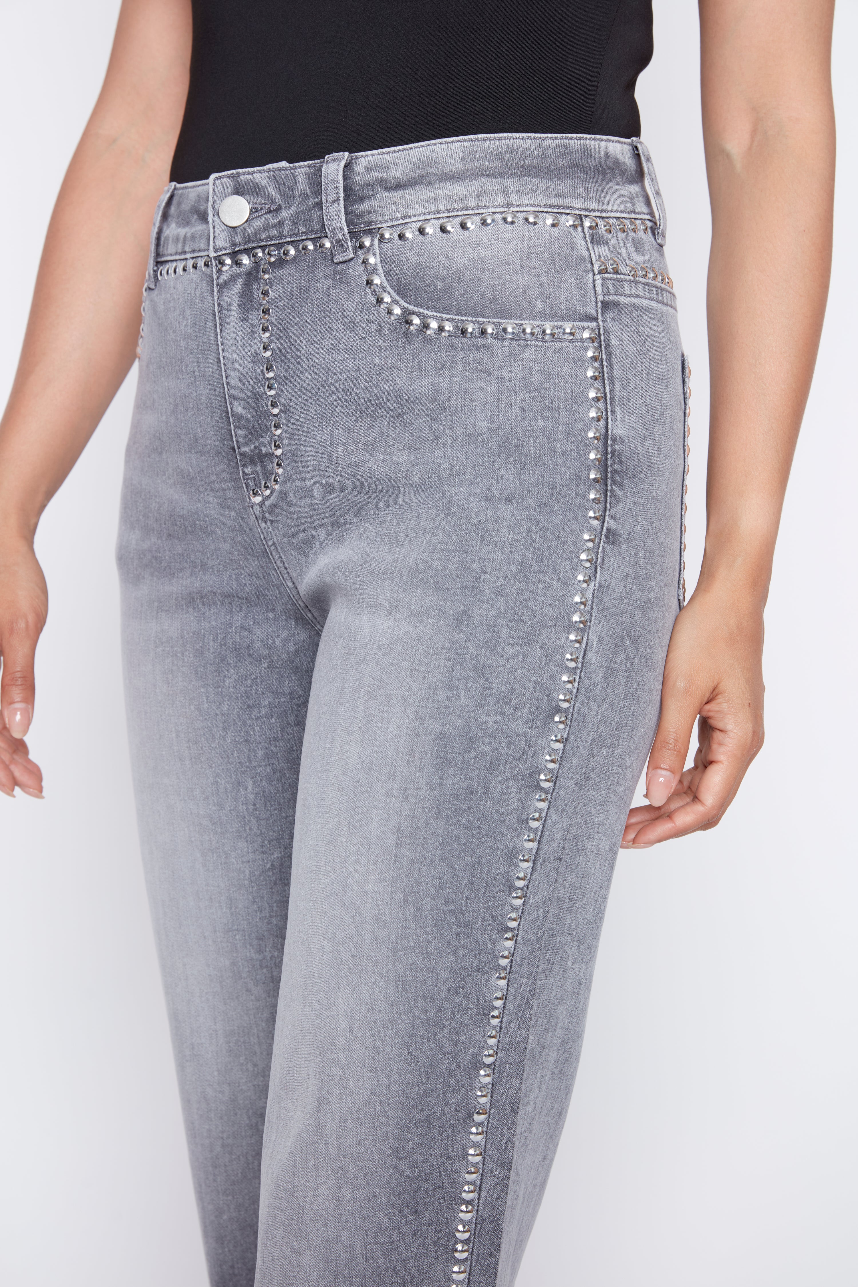 Le jean à jambe droite avec détails cloutés