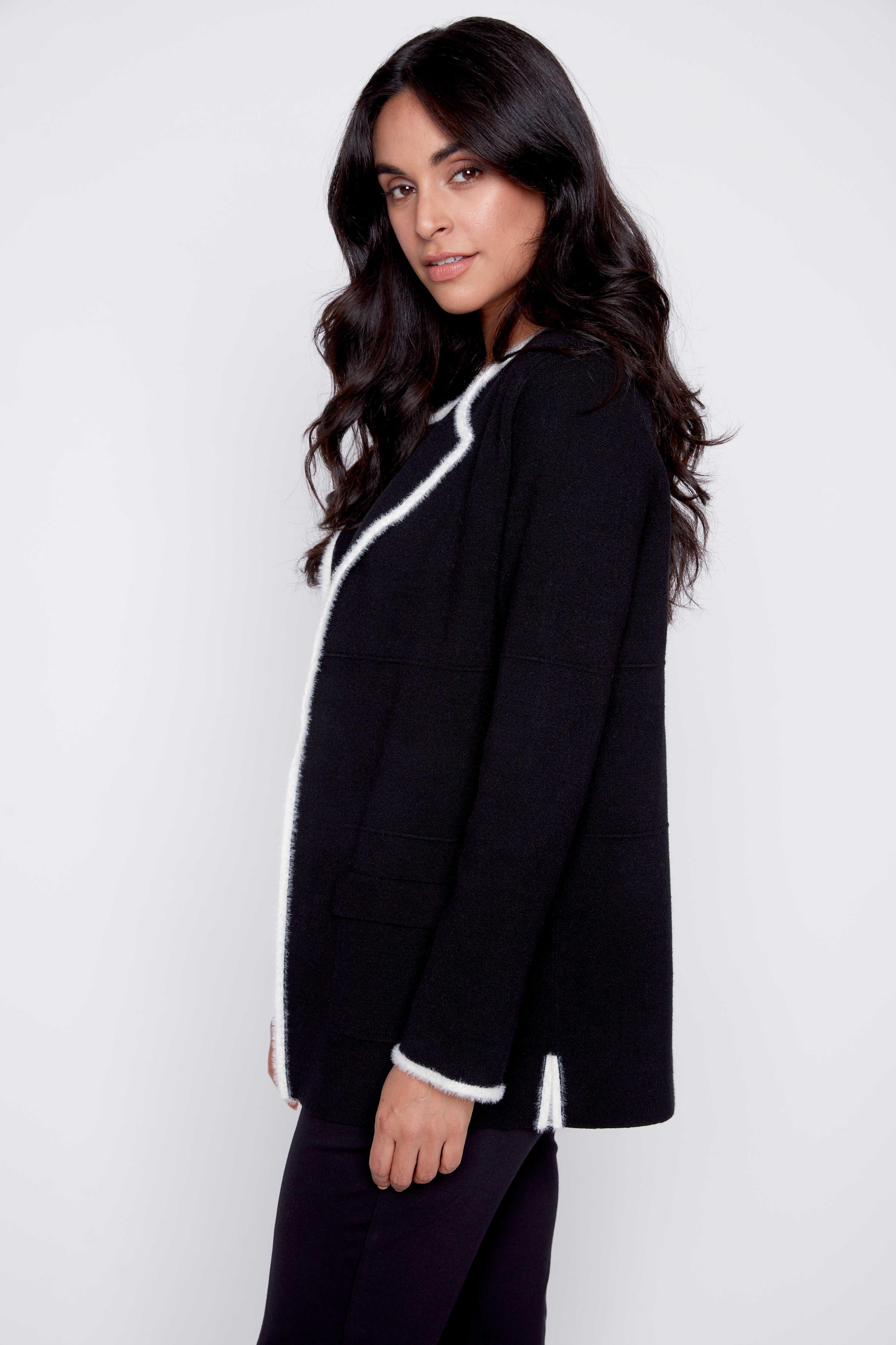 Le cardigan à bordures de cils