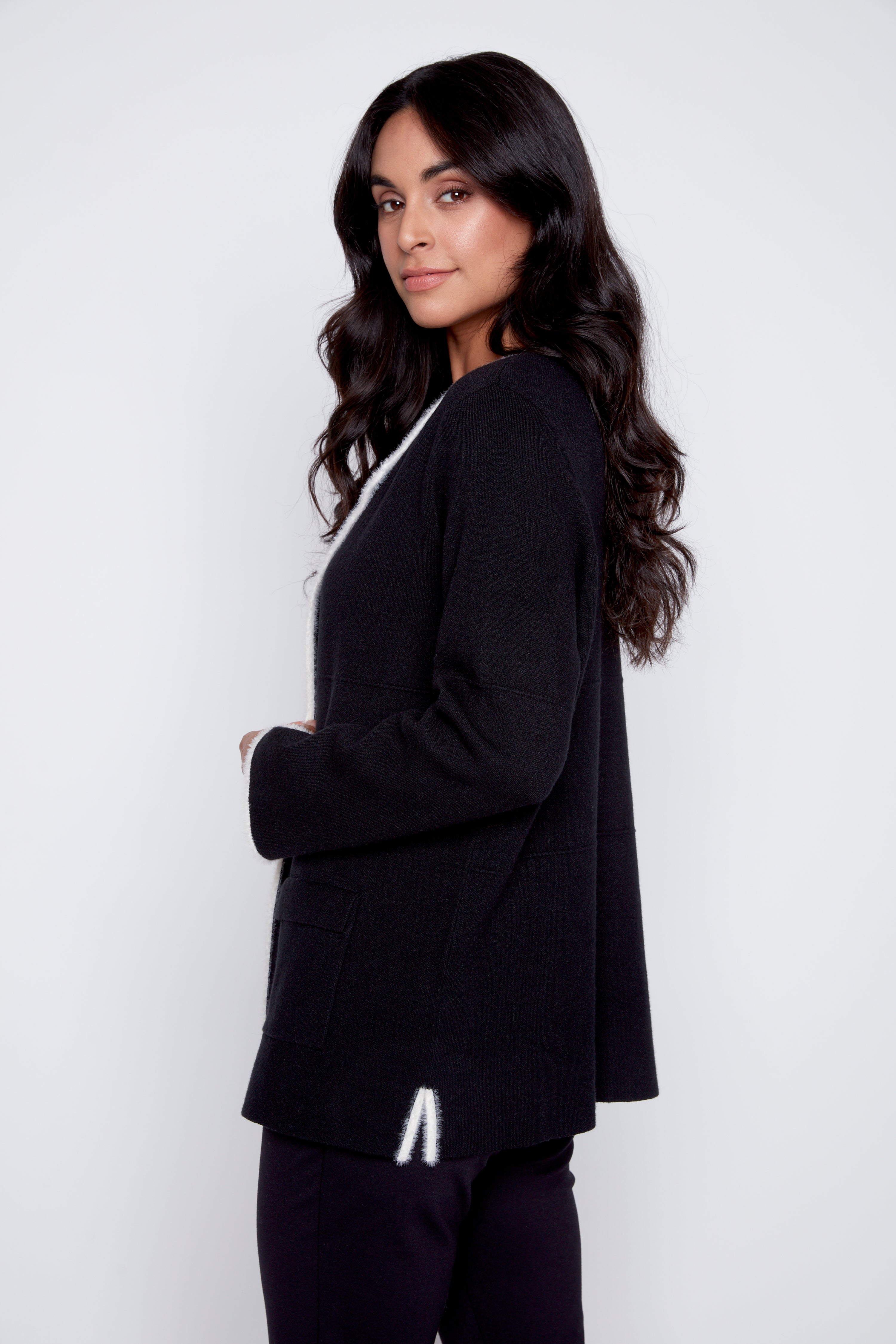 Le cardigan à bordures de cils