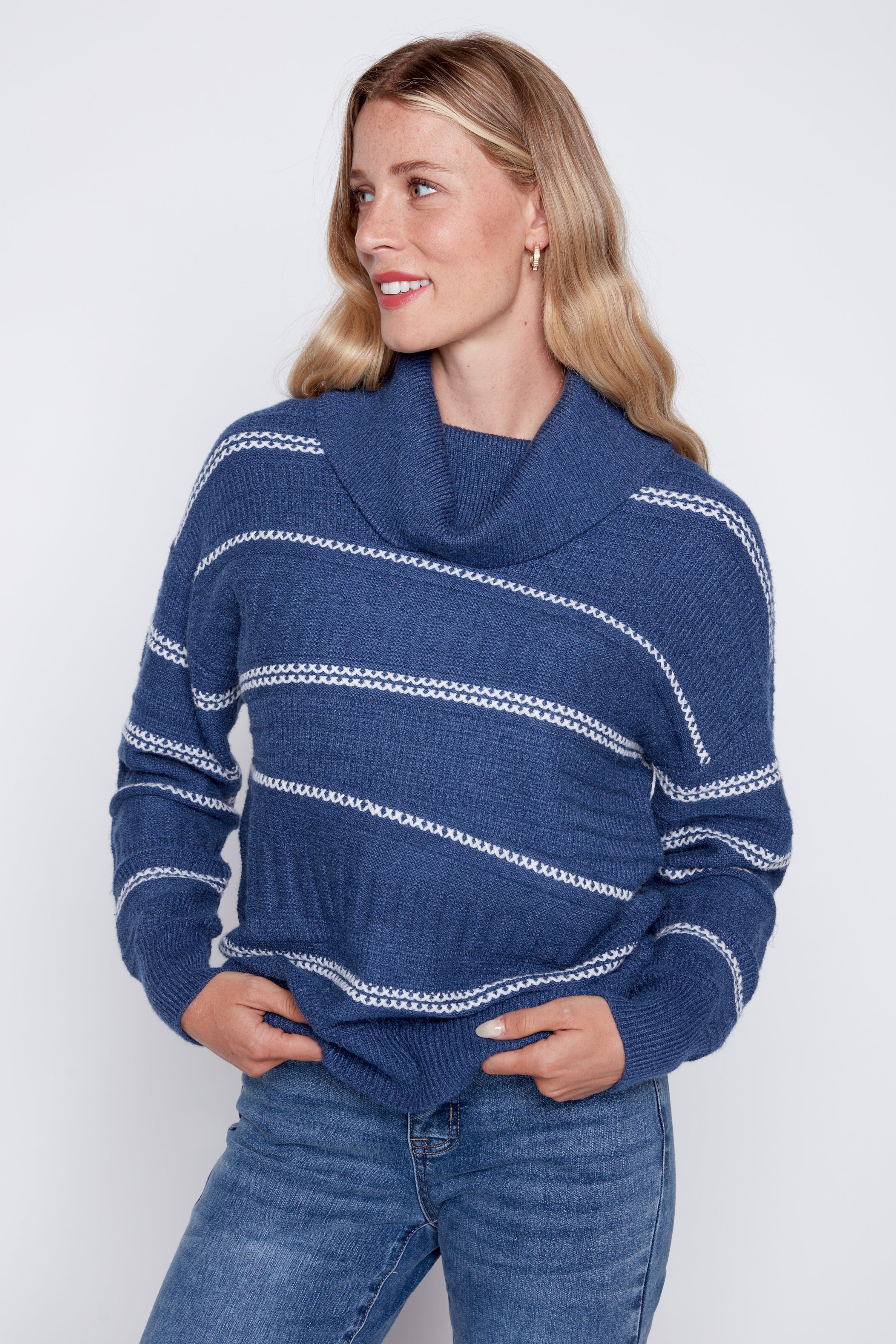 Le pull à col bénitier à rayures