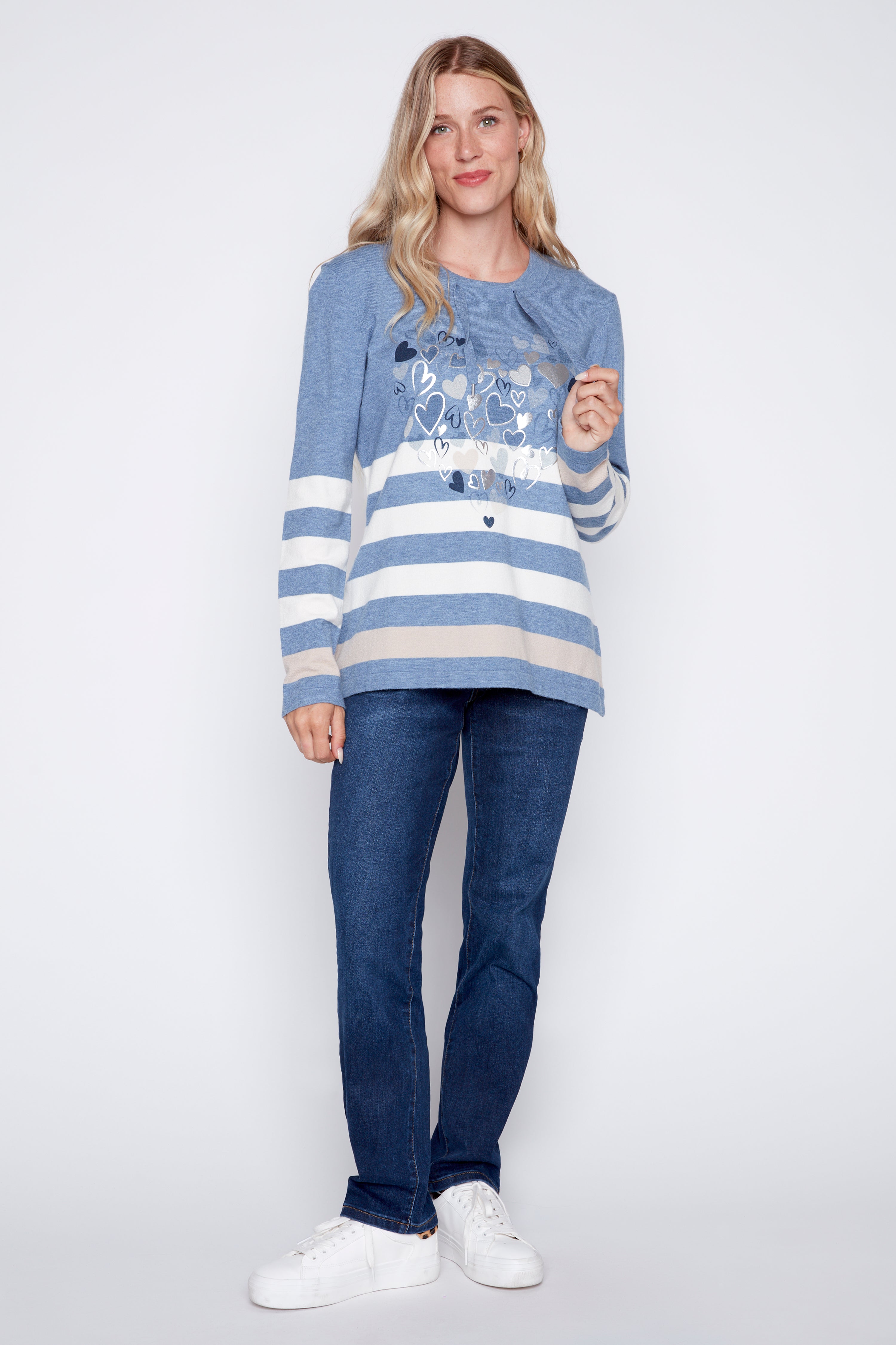 Le pull à rayures et motif cœur
