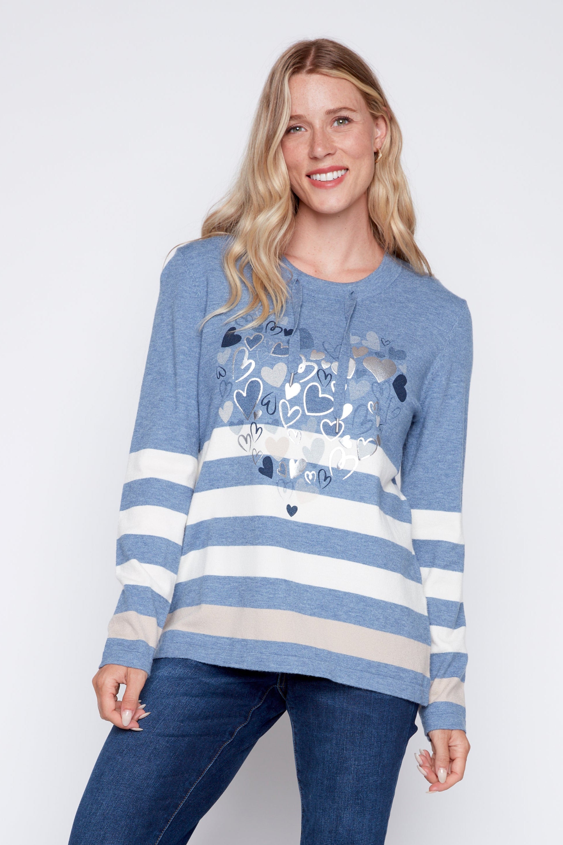Le pull à rayures et motif cœur