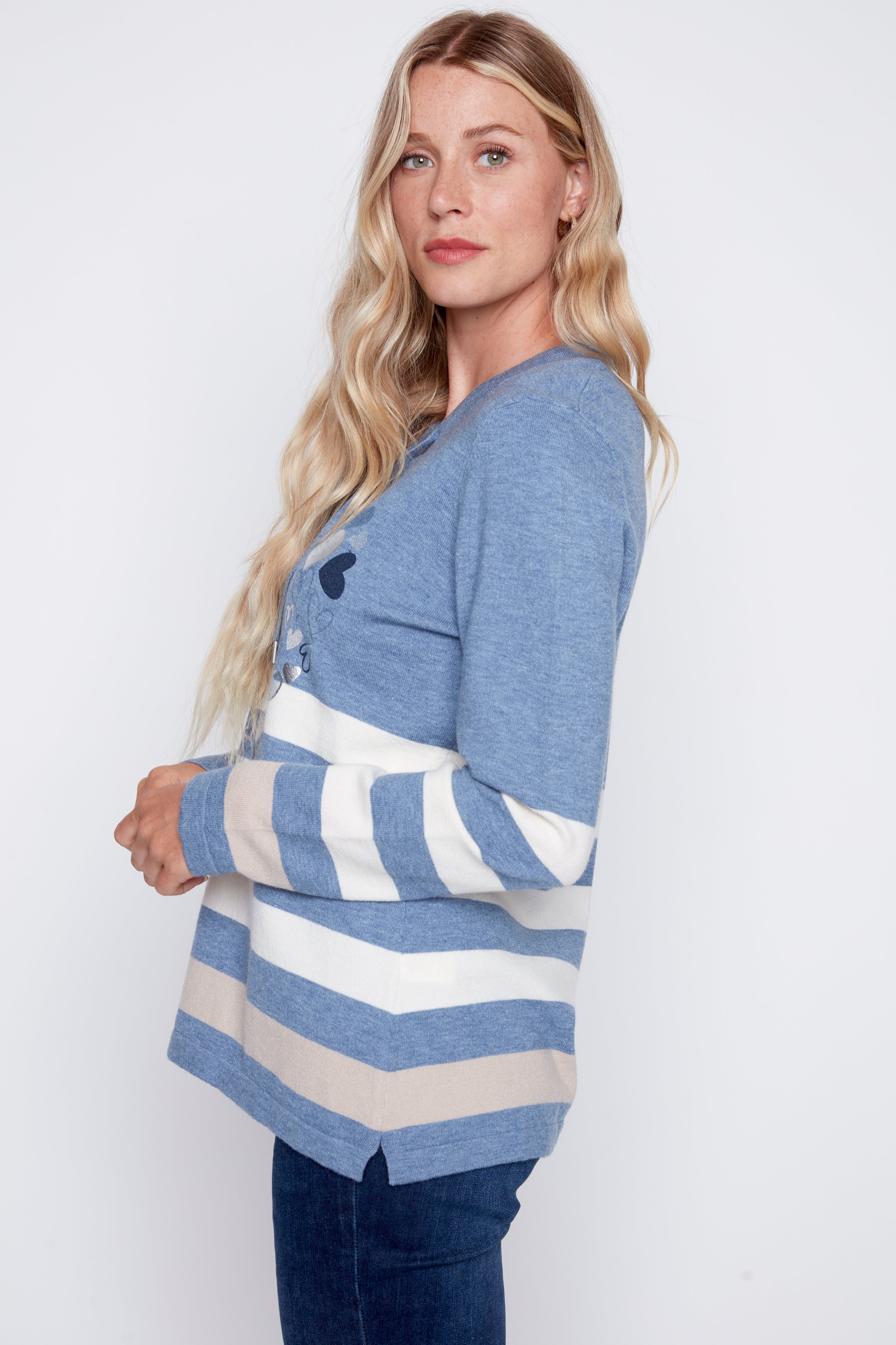 Le pull à rayures et motif cœur