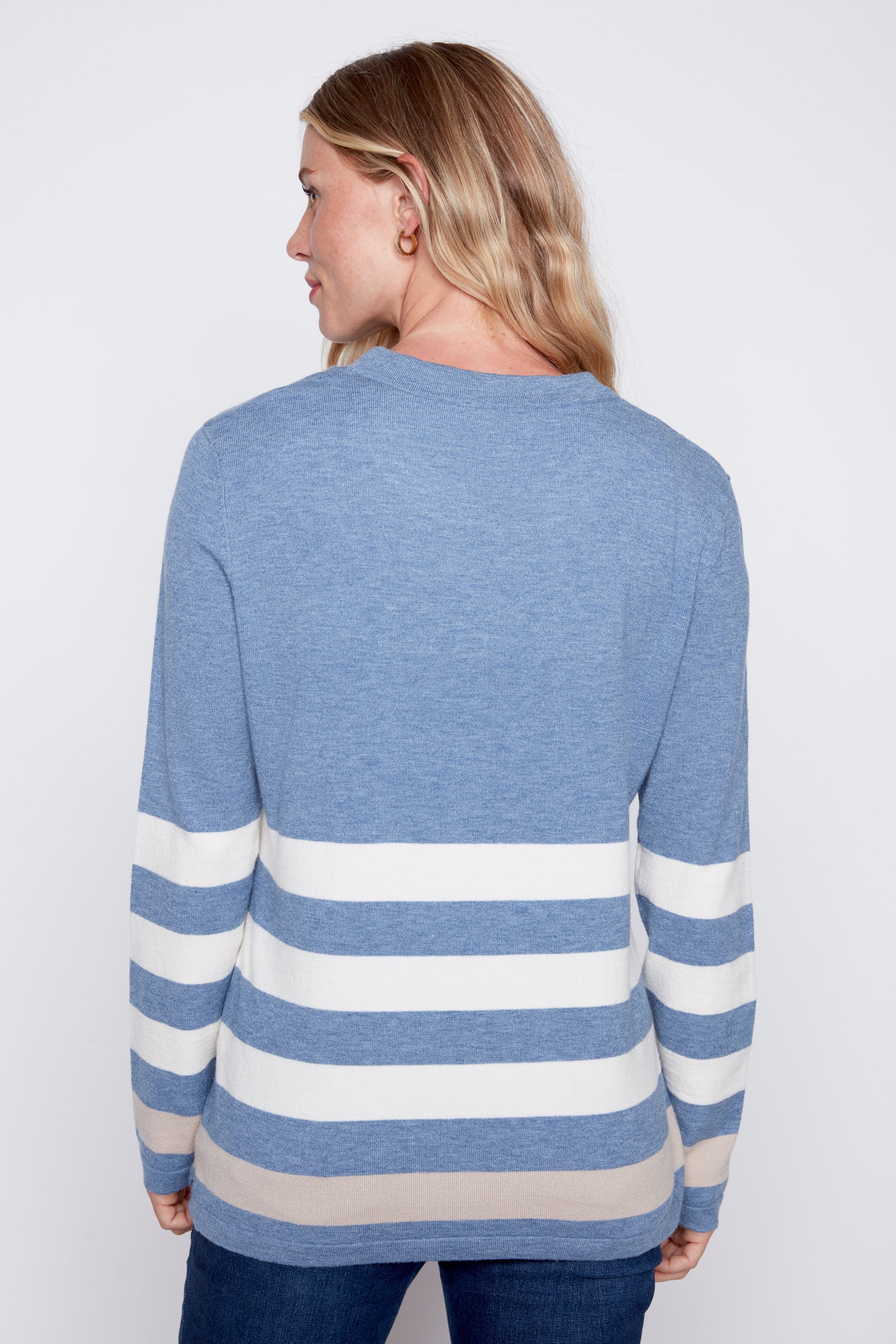 Le pull à rayures et motif cœur