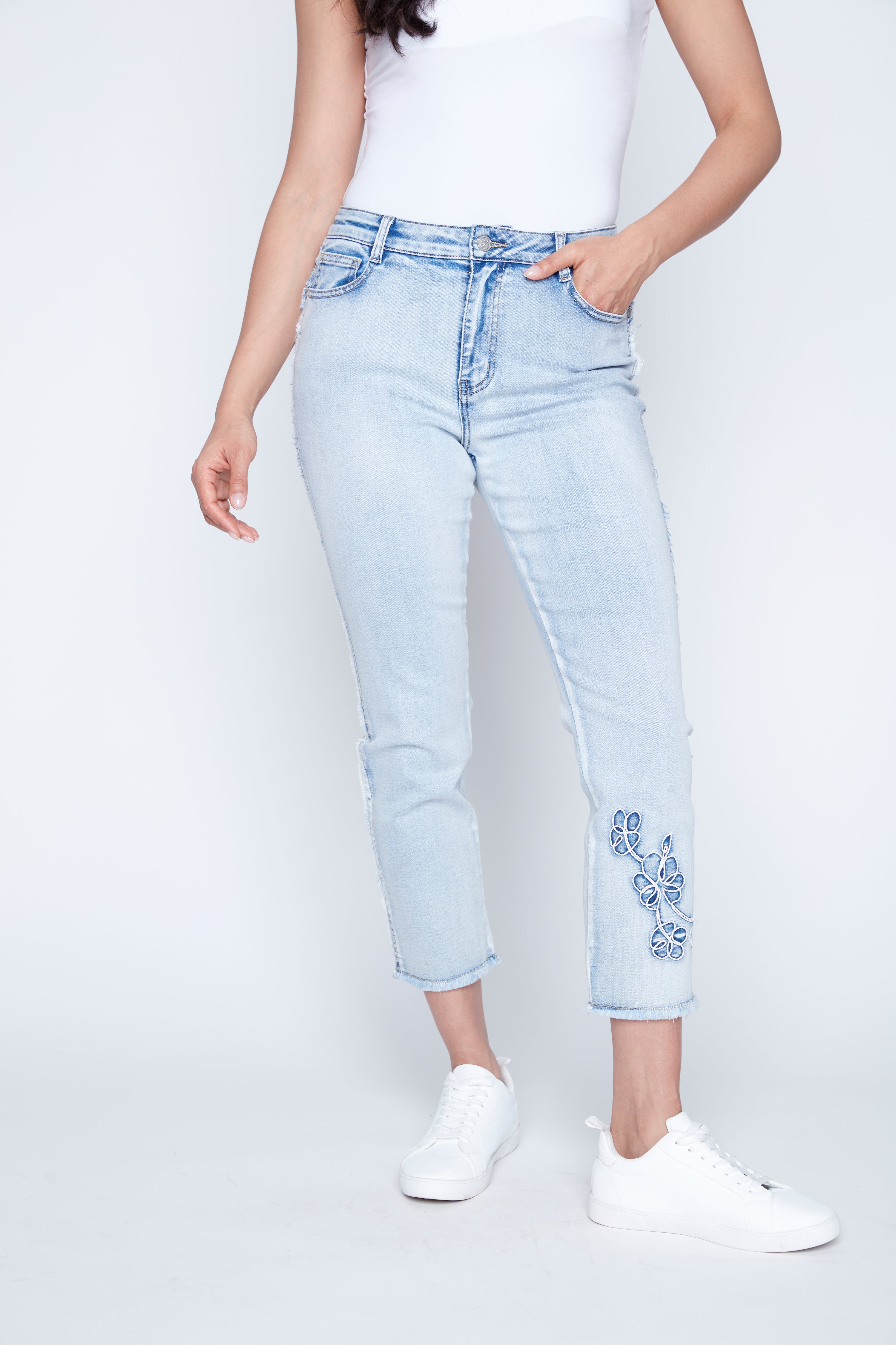 Le jean à jambe étroite à ourlet brodé