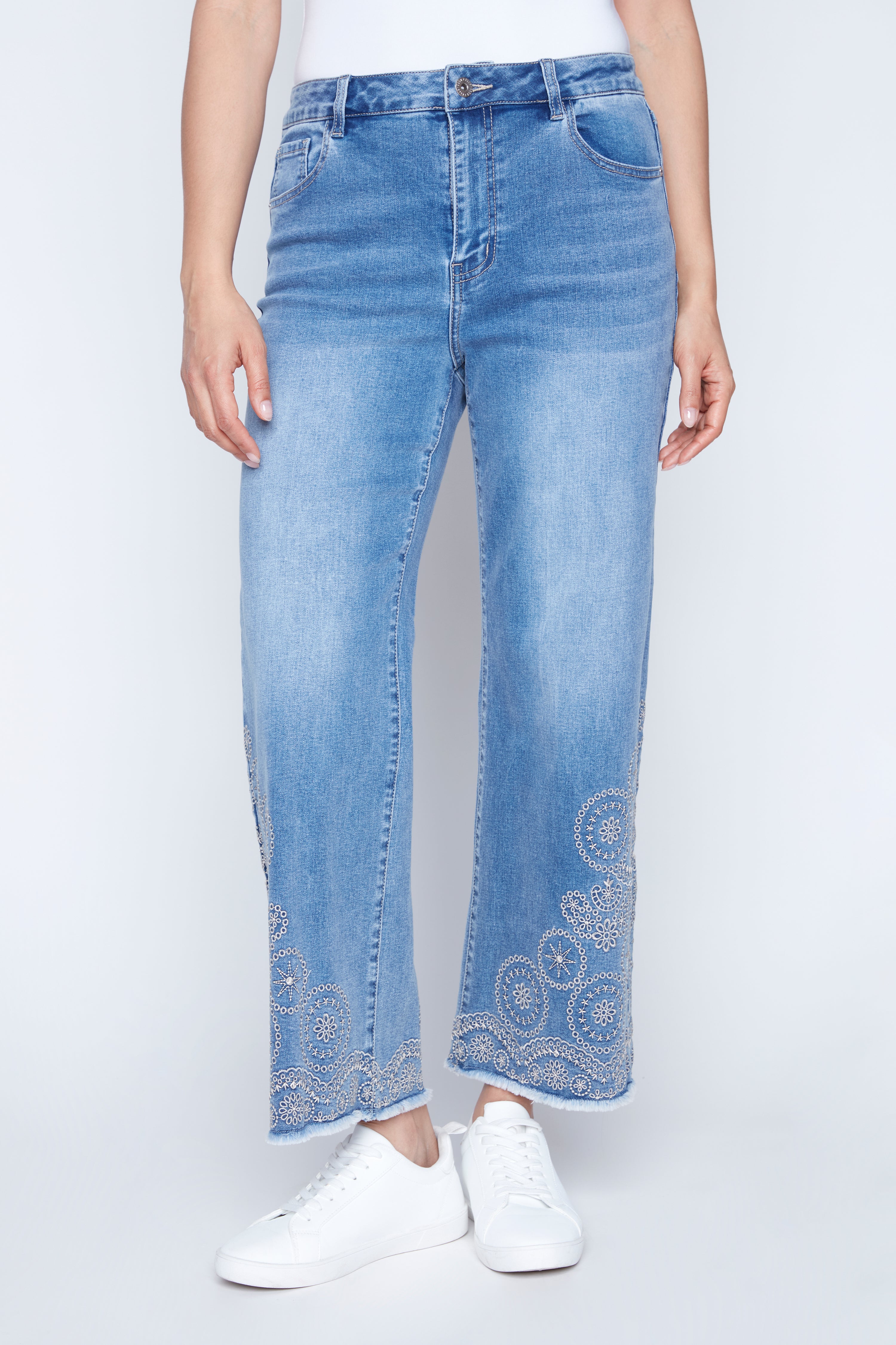 Le jean à jambes évasées et ourlet brodé