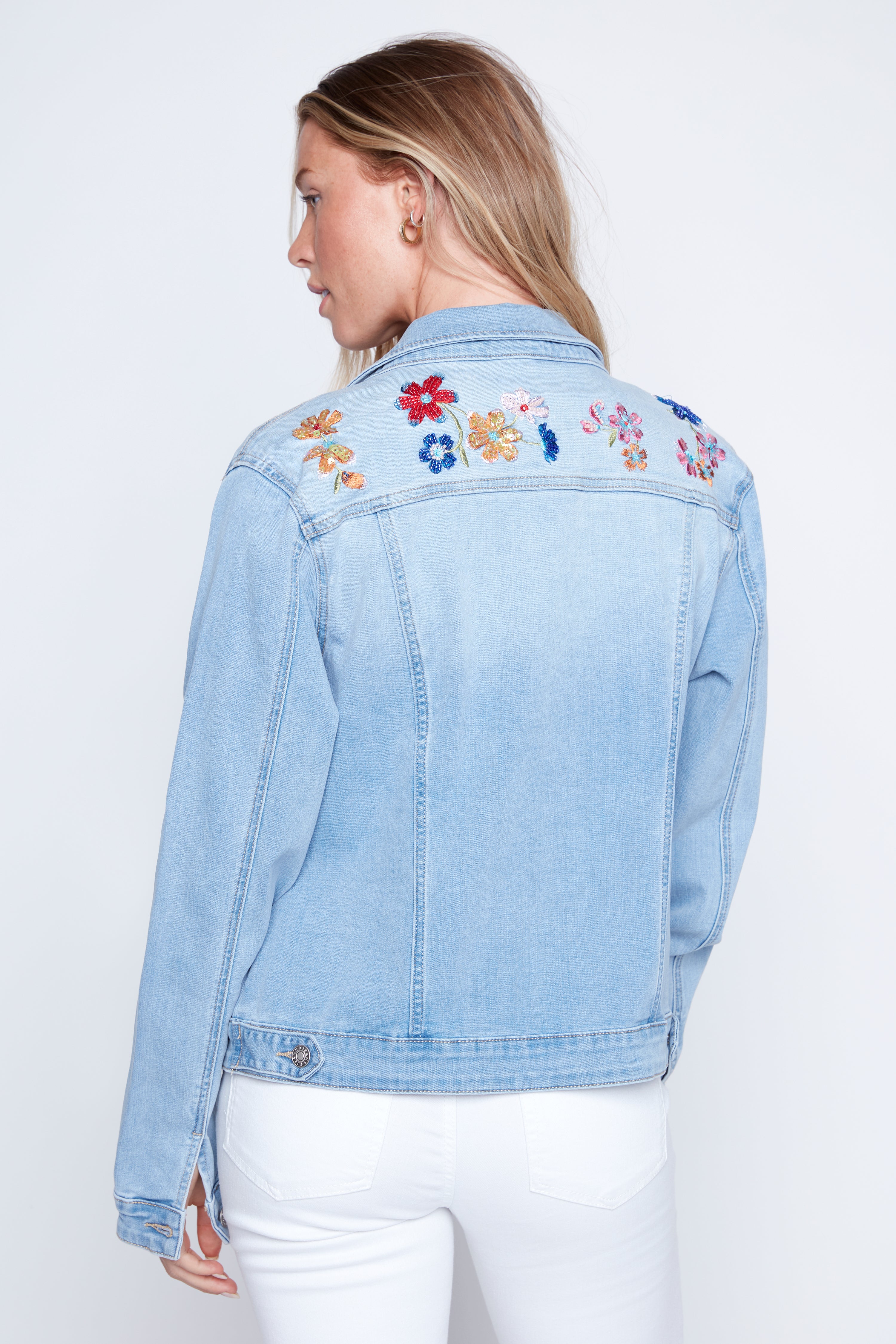La veste en denim à broderie florale