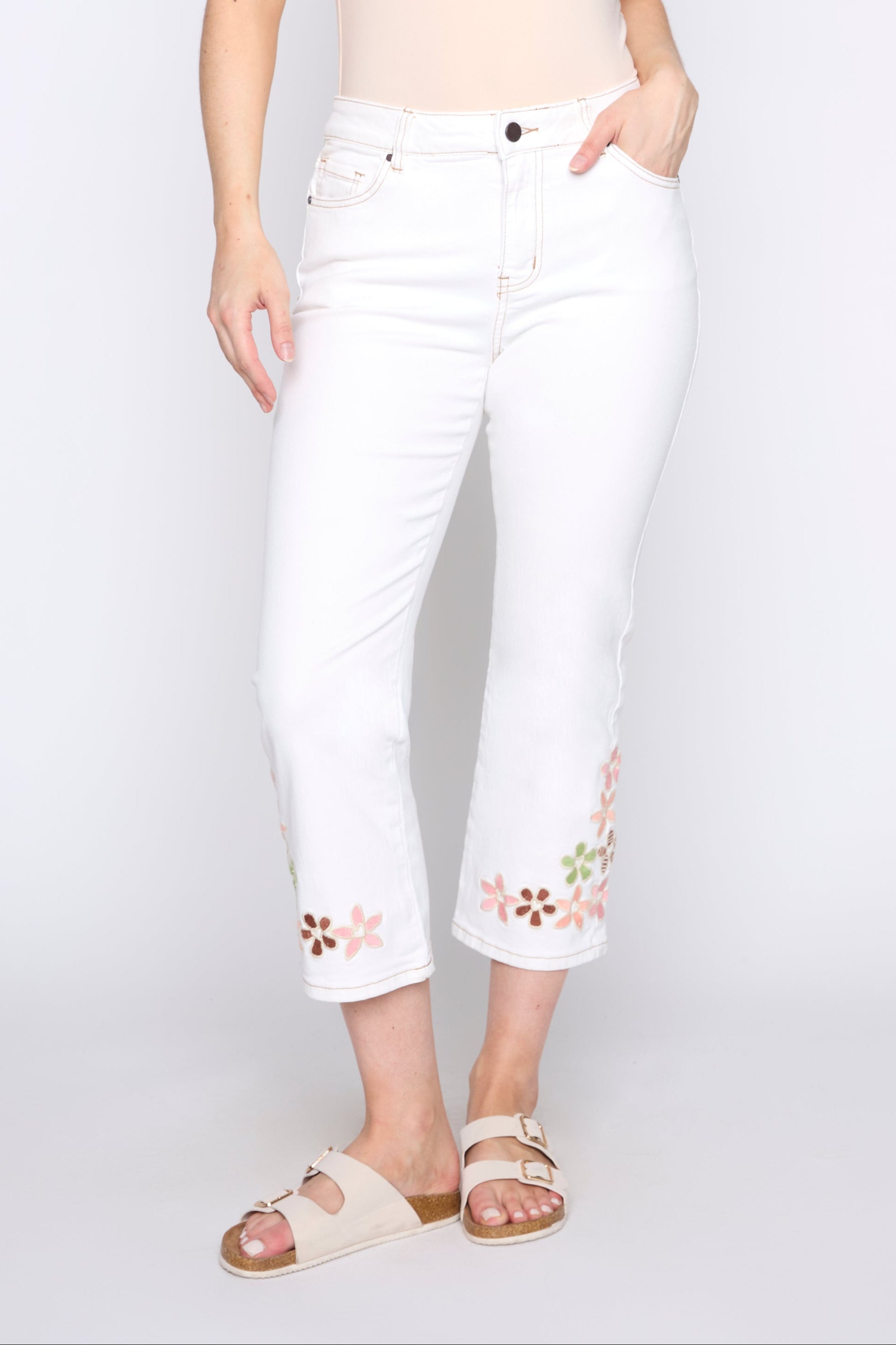 Le jean à ourlet brodé de fleurs colorées