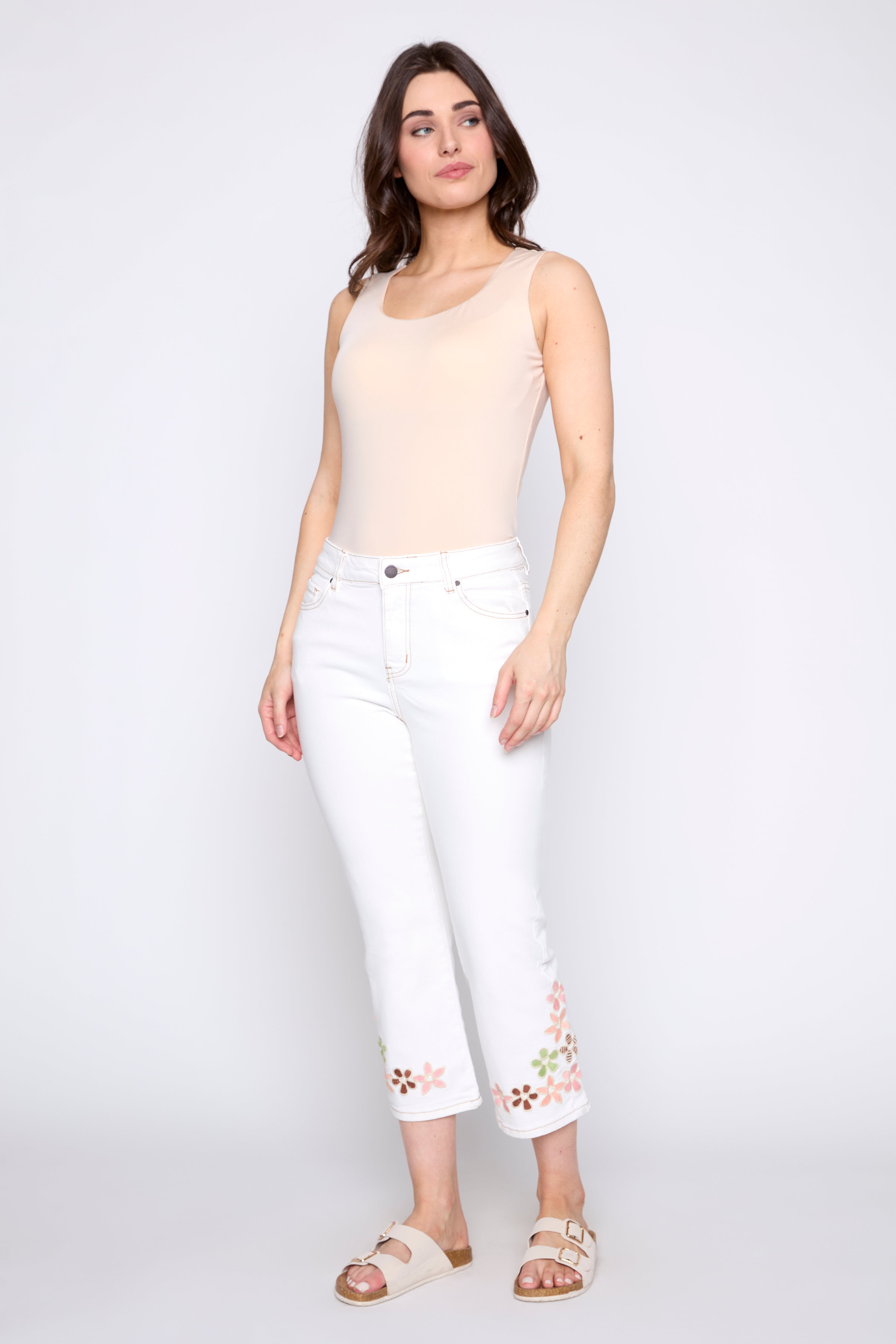 Le jean à ourlet brodé de fleurs colorées