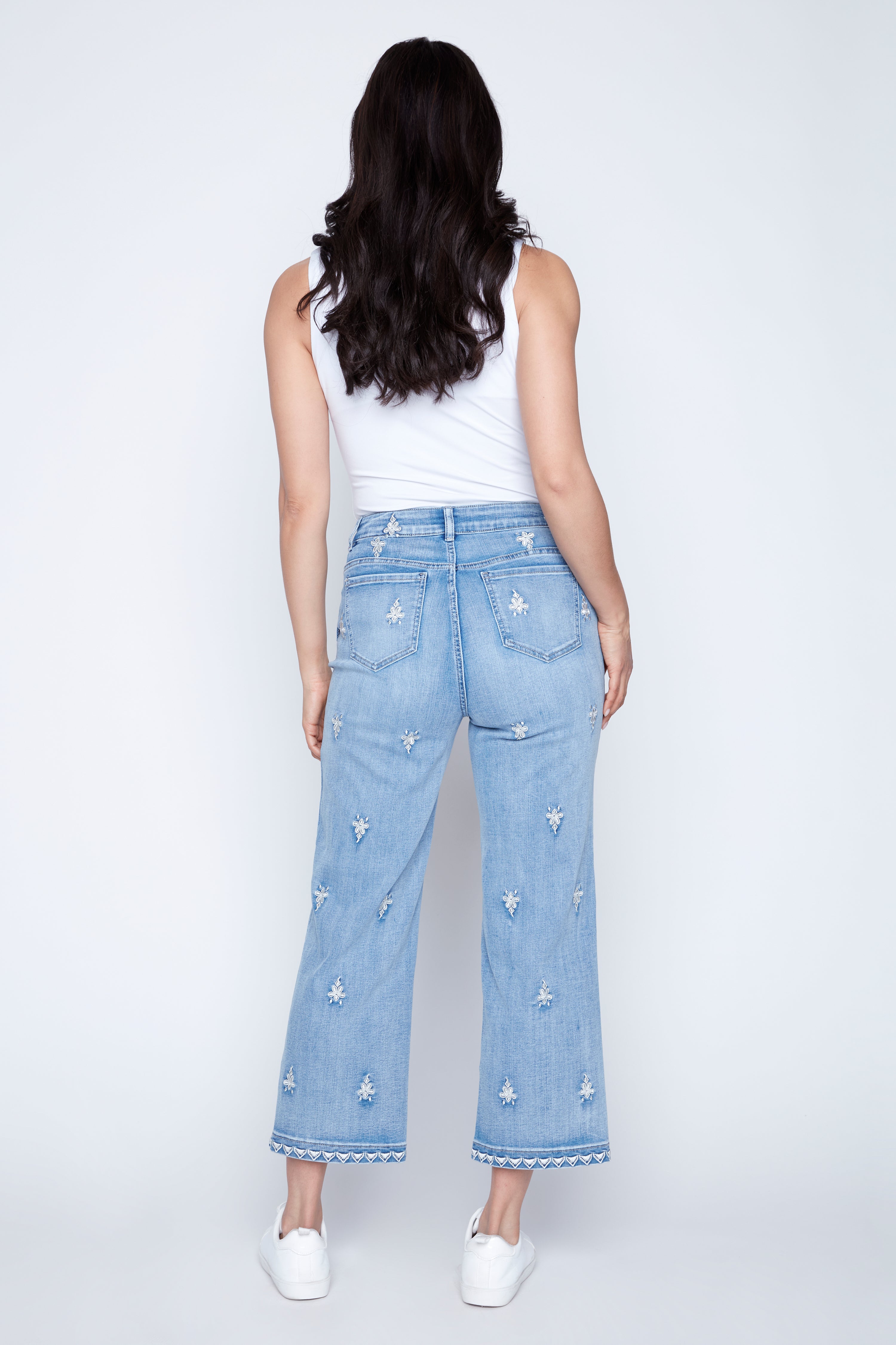 Le jean à jambes larges brodé de strass