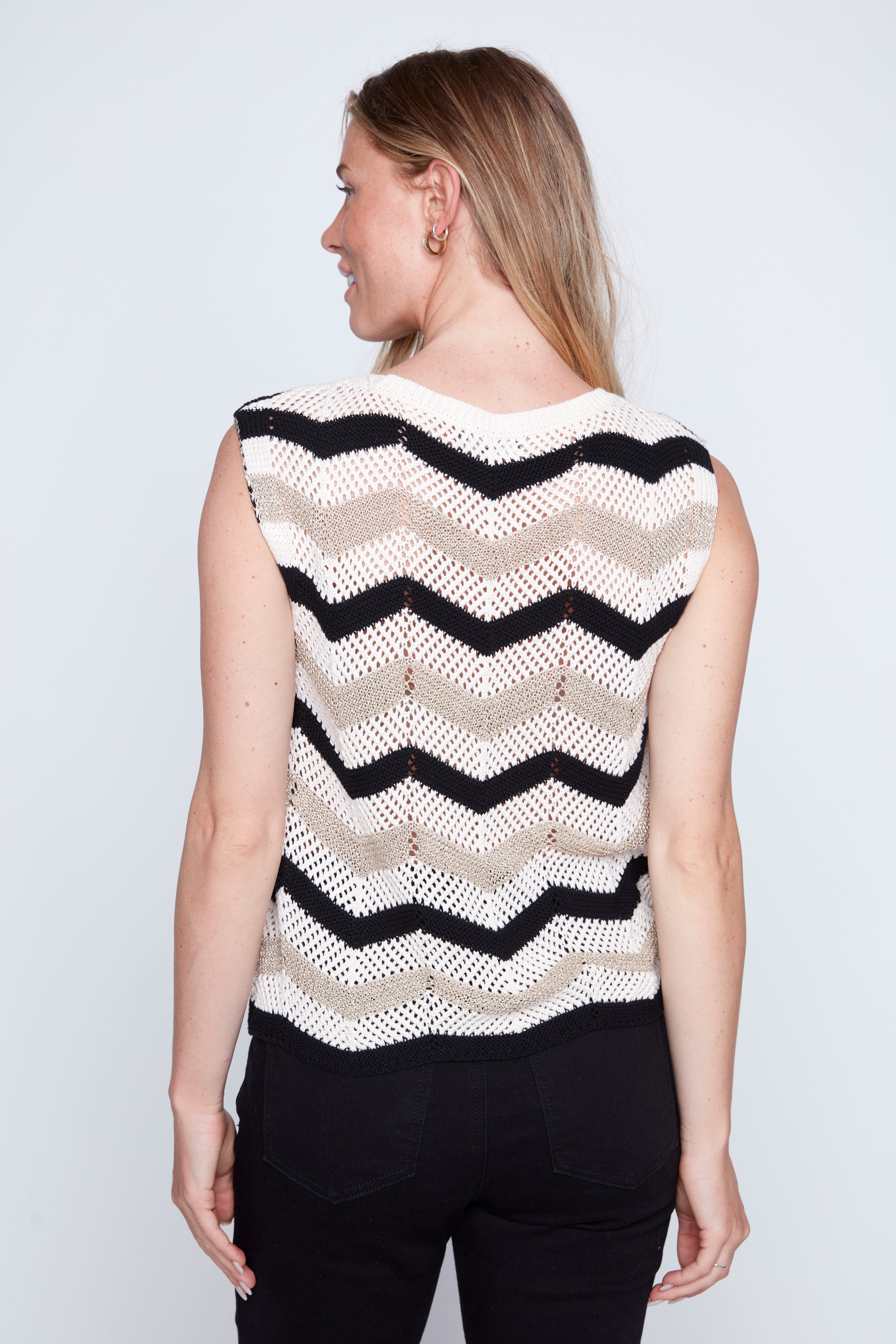 Le haut au crochet à motif en zigzag