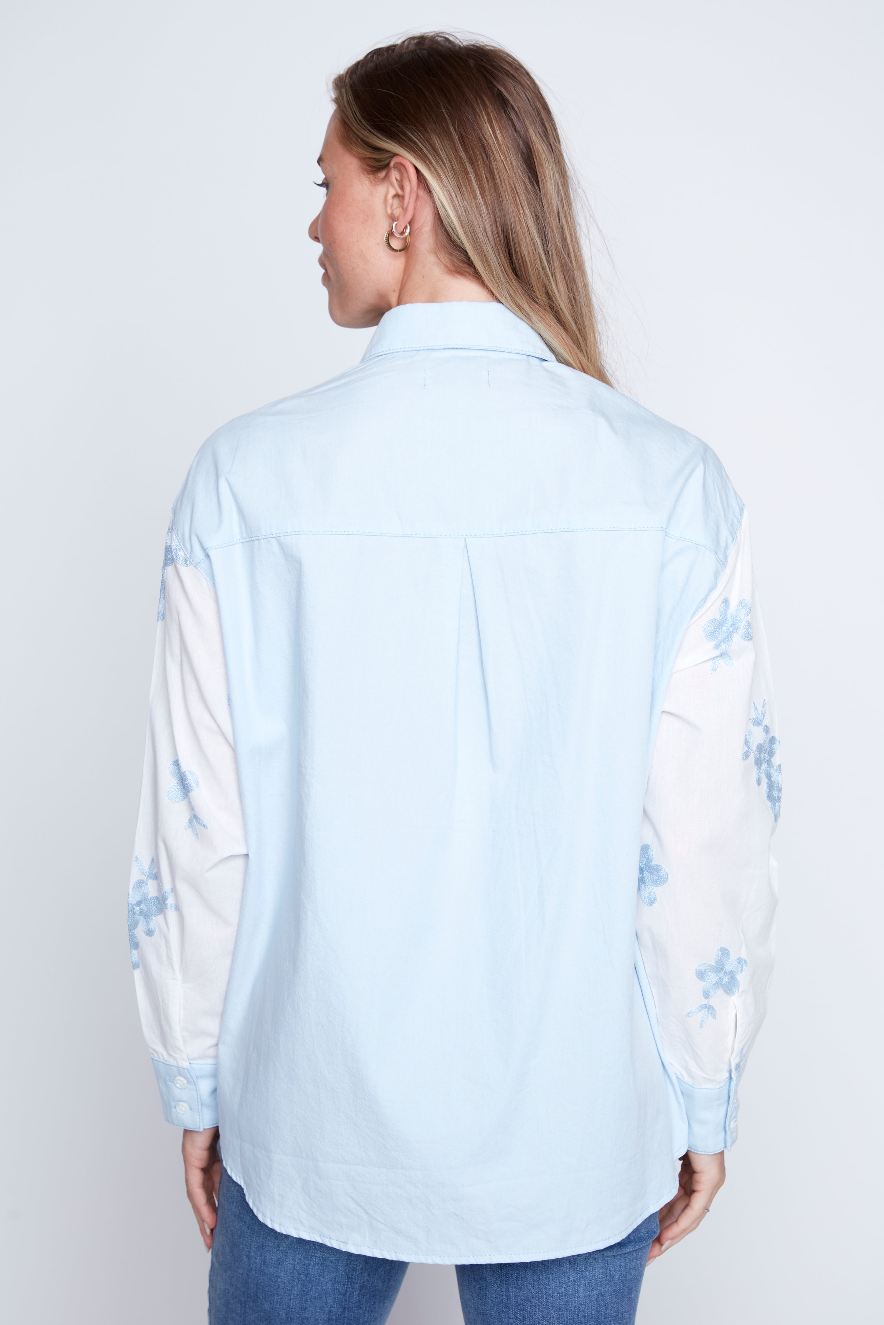 La blouse en coton à broderies florales